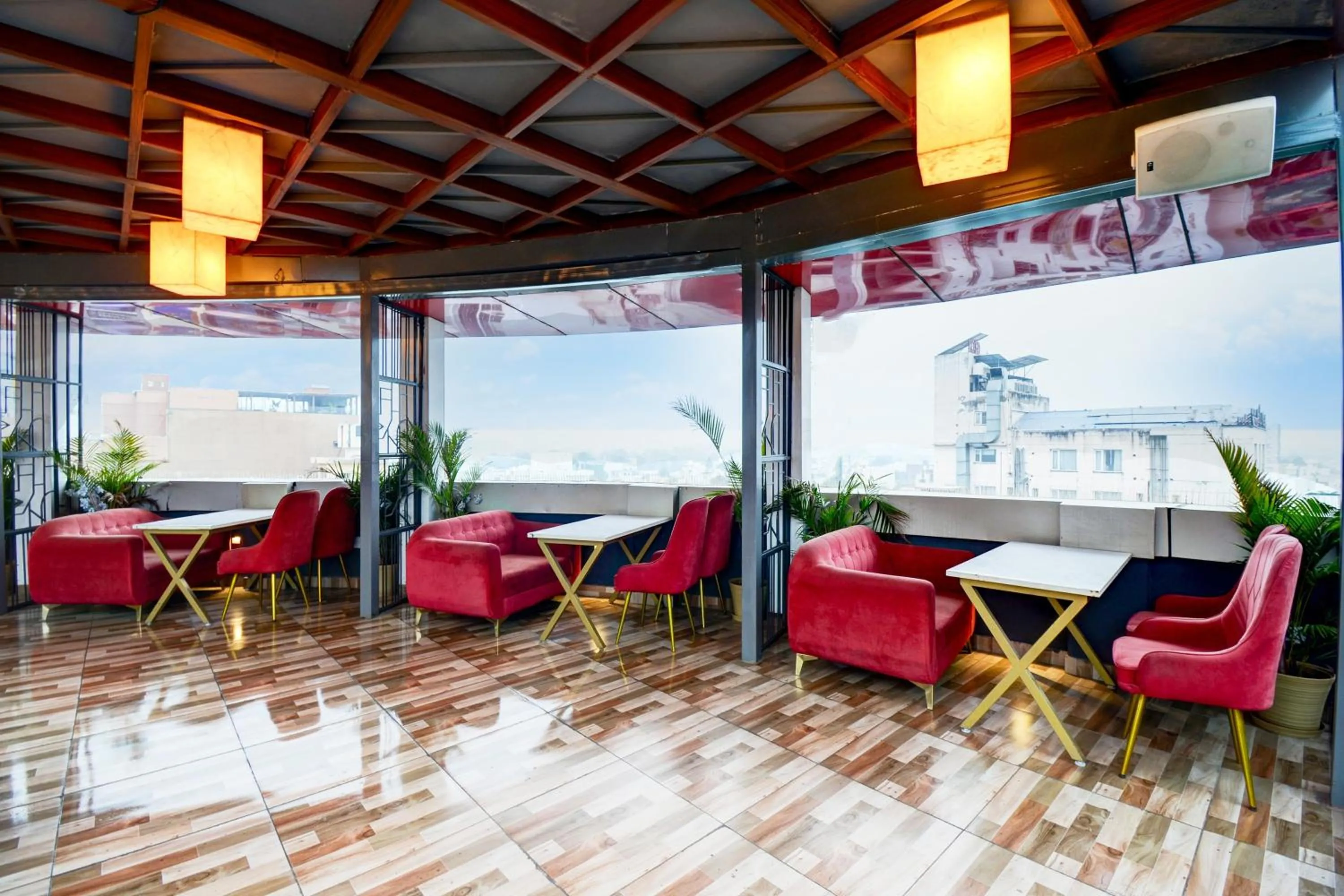 Restaurant/places to eat in Super Townhouse Shobhagpura Formerly Fragrance Hotel