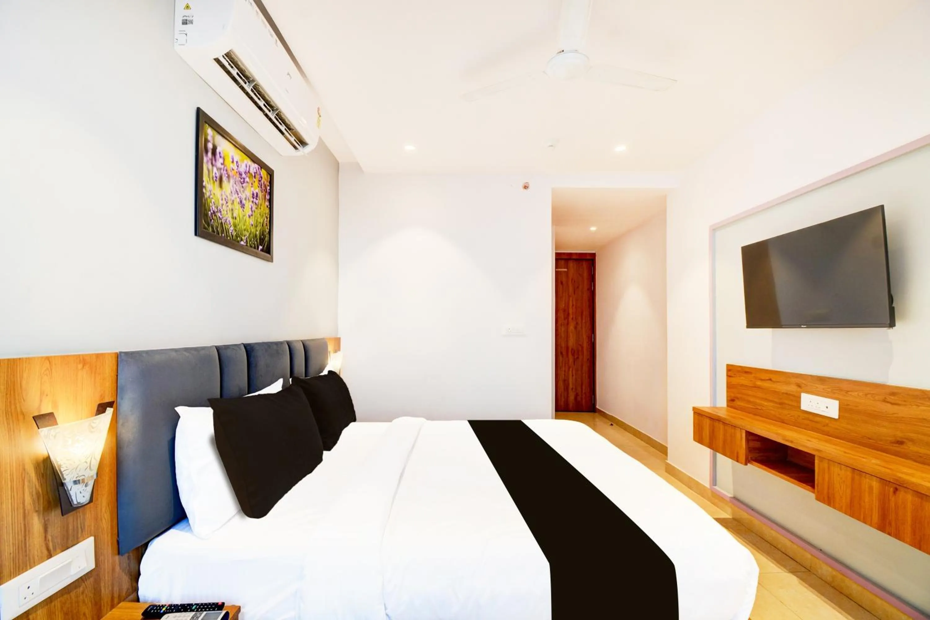 Bedroom, Bed in Super Townhouse Shobhagpura Formerly Fragrance Hotel