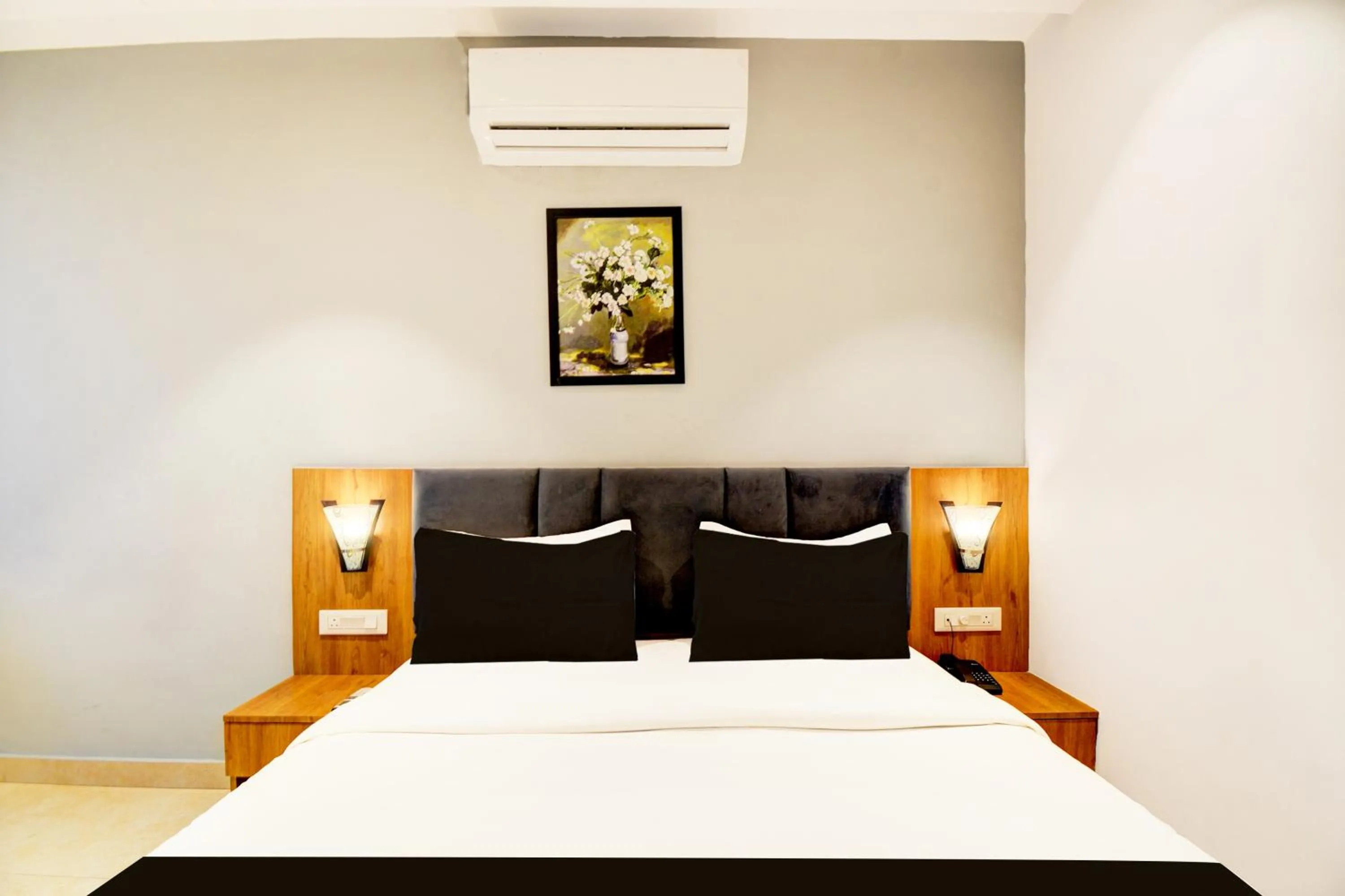 Bedroom, Bed in Super Townhouse Shobhagpura Formerly Fragrance Hotel