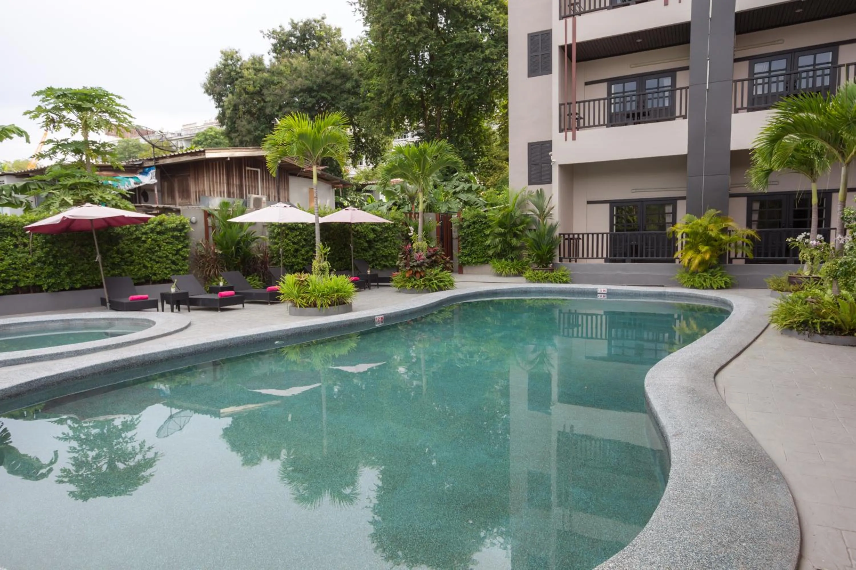 Swimming pool in Golden Tulip Essential Pattaya