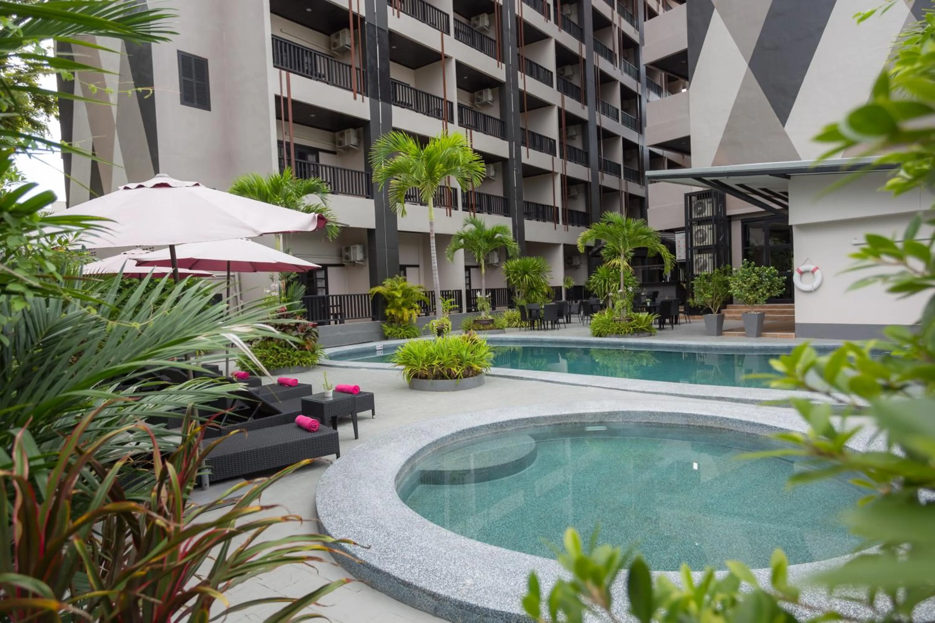 Swimming pool in Golden Tulip Essential Pattaya