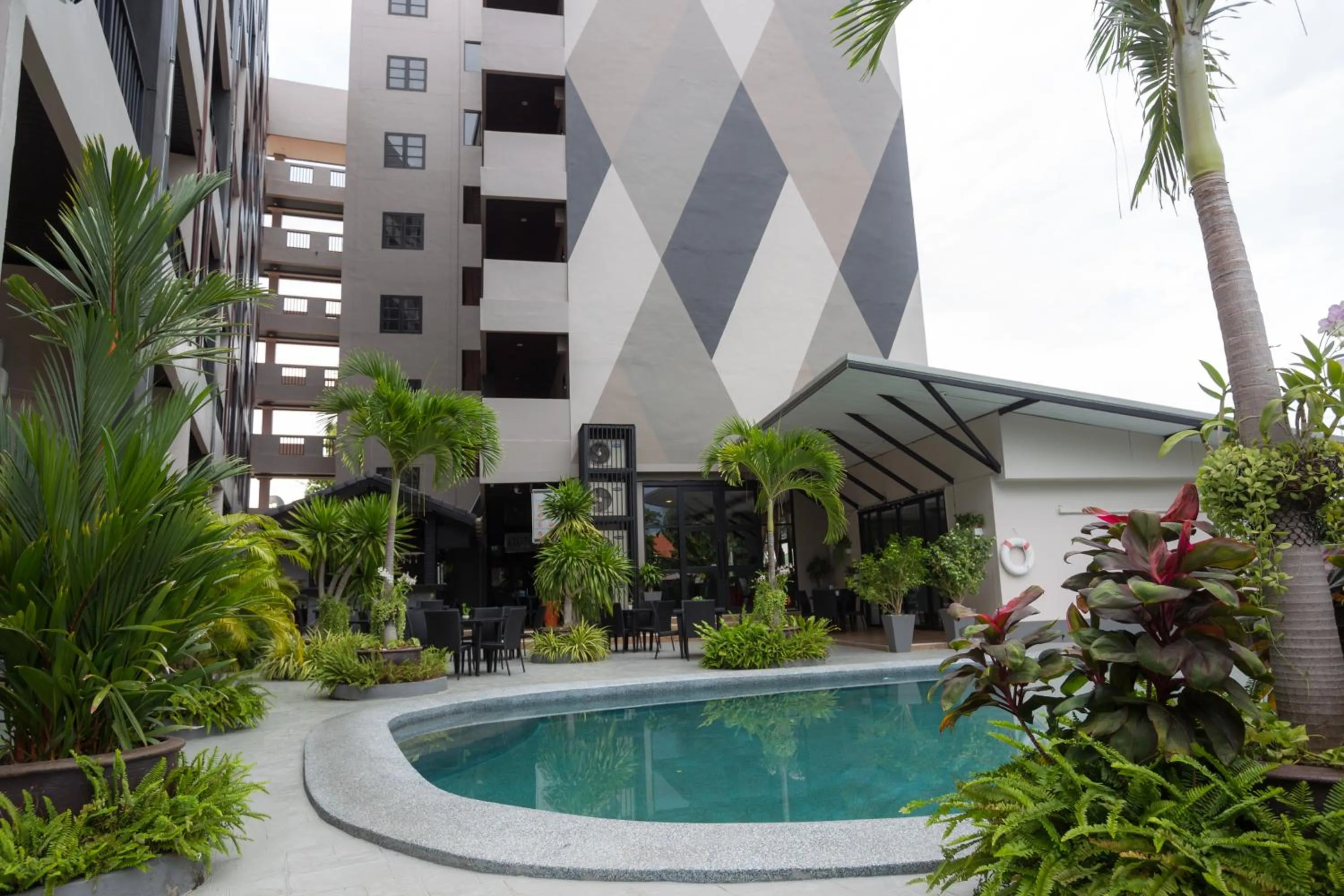 Swimming pool in Golden Tulip Essential Pattaya