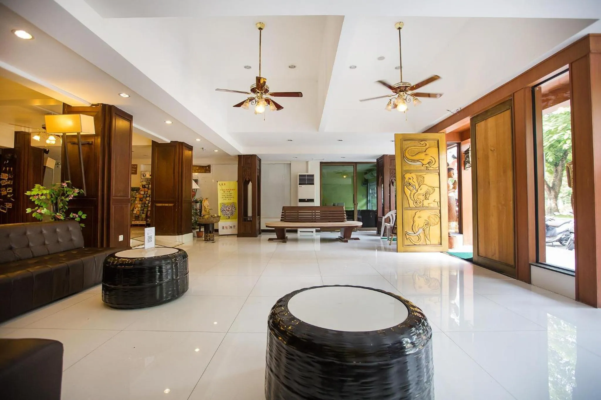 Seating area in Chiang Roi 7 Days Inn