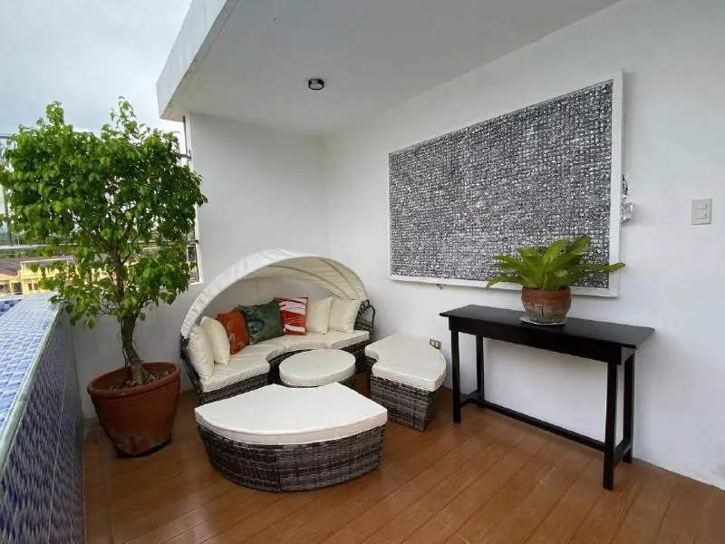 Seating area in Marketpoint Hotel