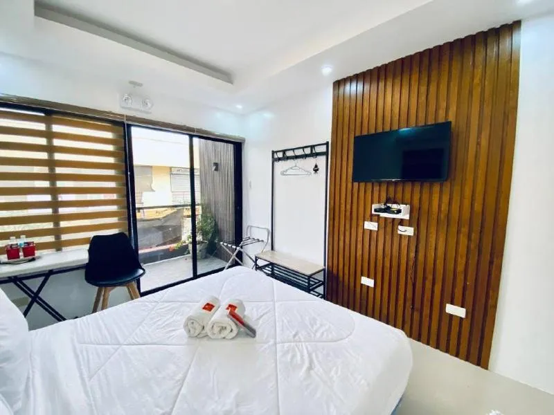 Communal lounge/ TV room, Bed in Marketpoint Hotel