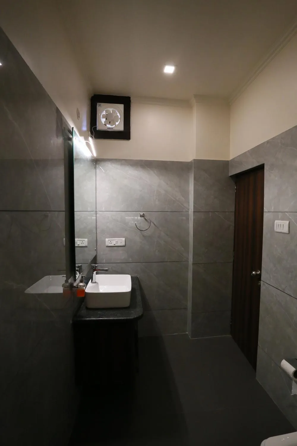 Bathroom in A Palace on River ( Rashmi Guest House )