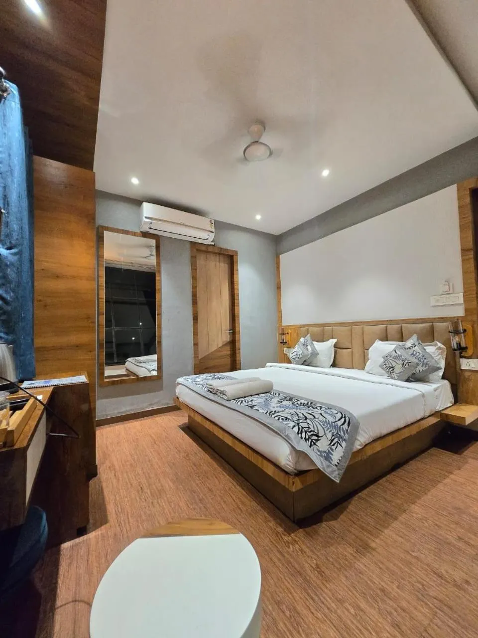 Bed in A Palace on River ( Rashmi Guest House )