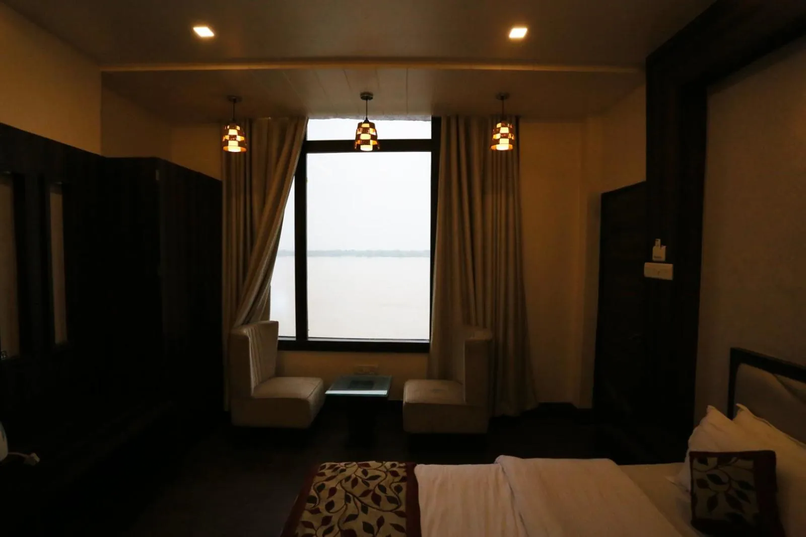 Bed in A Palace on River ( Rashmi Guest House )