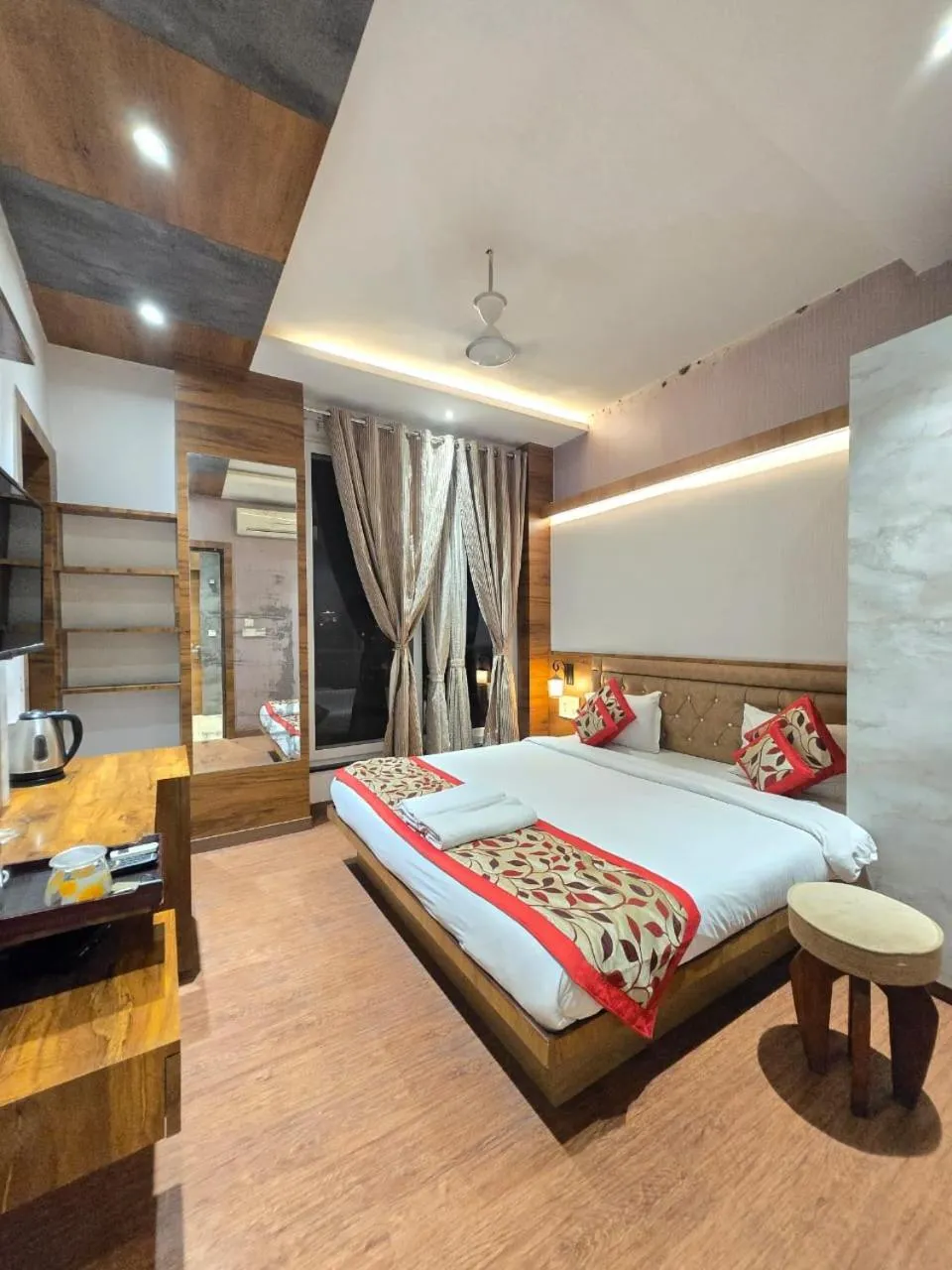 Bed in A Palace on River ( Rashmi Guest House )