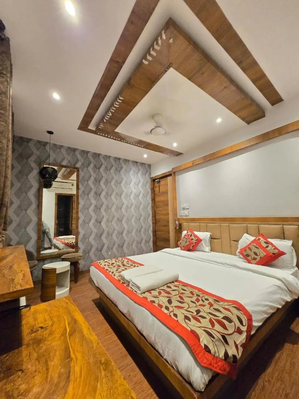 Bed in A Palace on River ( Rashmi Guest House )