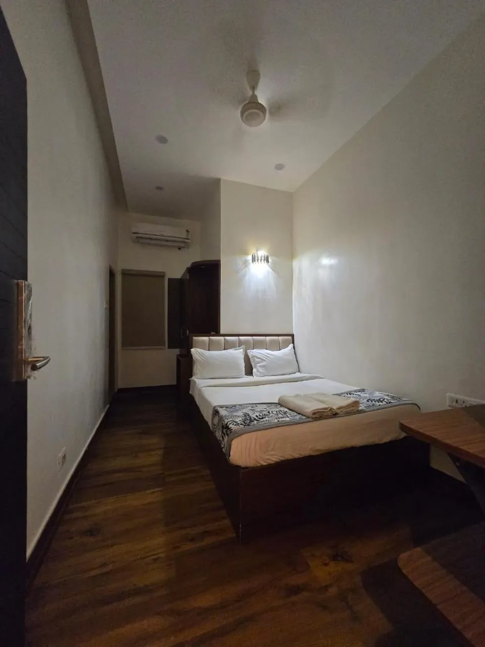 Bed in A Palace on River ( Rashmi Guest House )