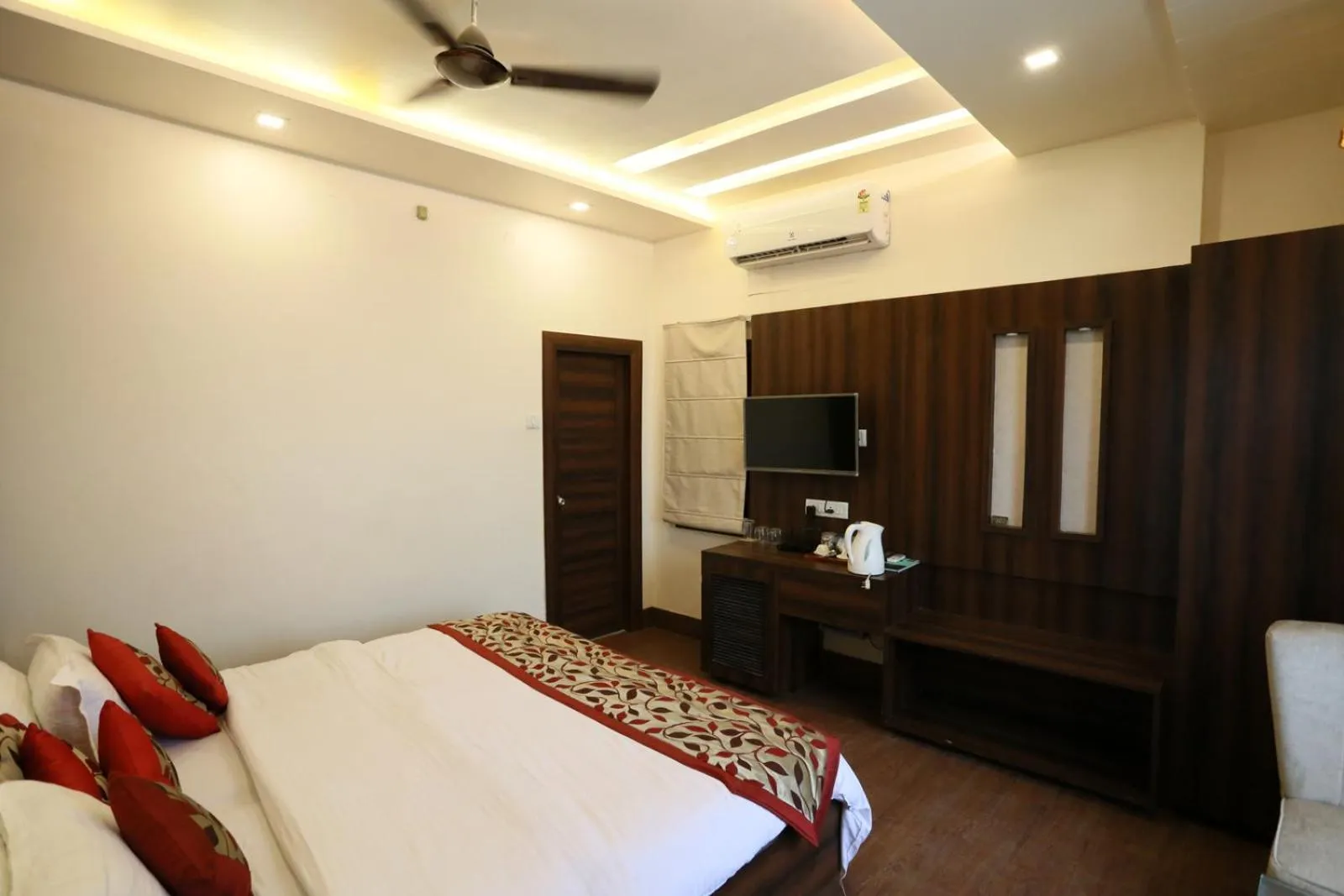 Photo of the whole room, Bed in A Palace on River ( Rashmi Guest House )