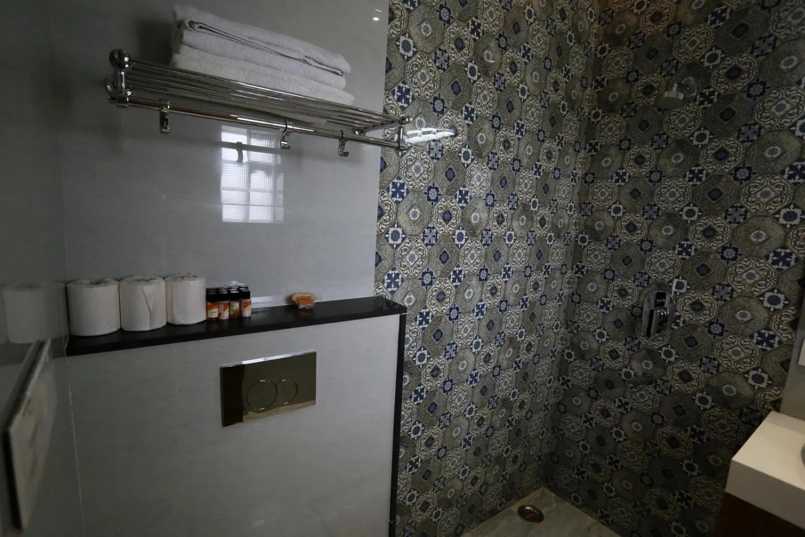 Bathroom in A Palace on River ( Rashmi Guest House )