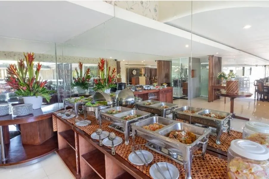 Restaurant/places to eat in The Kanjeng Suites Kuta Galeria - Bali