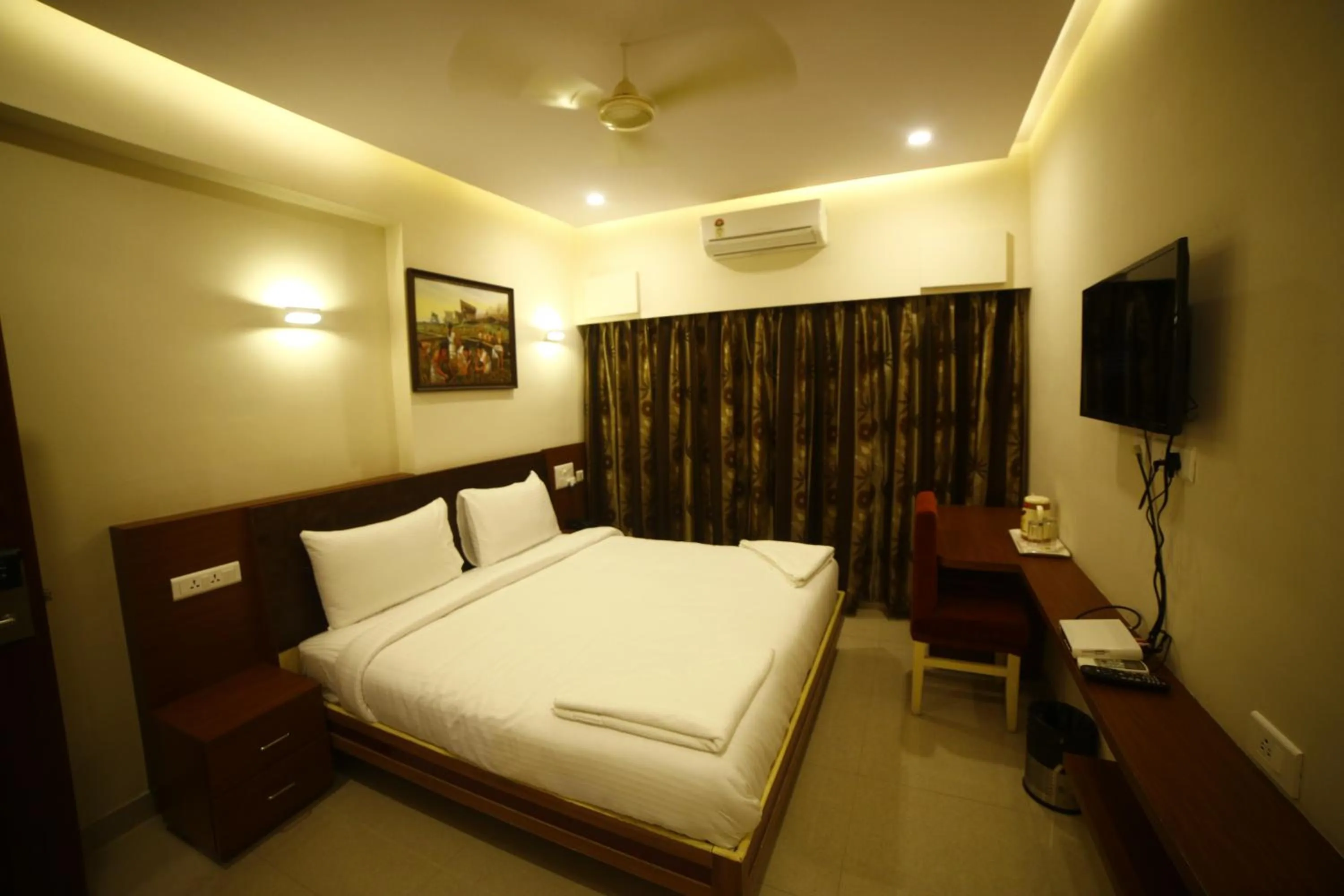 Bedroom, Bed in Hotel skml Grand