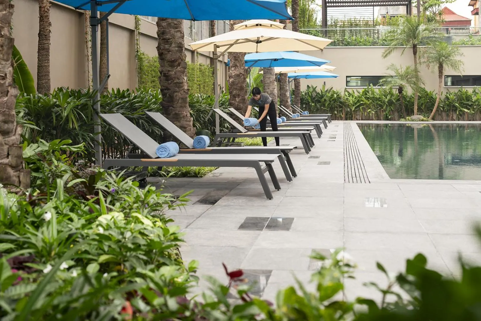 Swimming pool in Modena by Fraser Vinh Yen