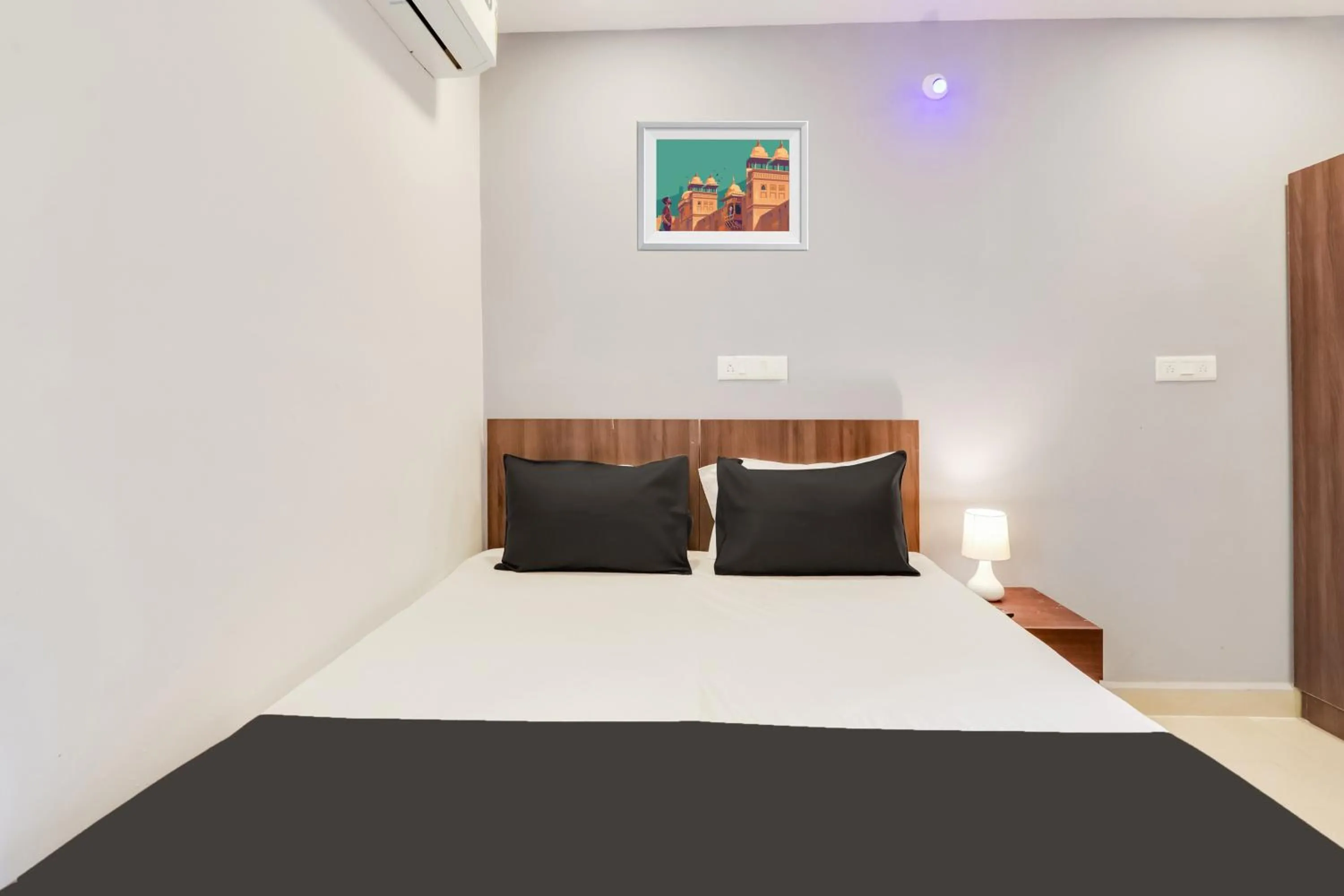 Bedroom, Bed in Hotel O by OYO Siri Inn guest house