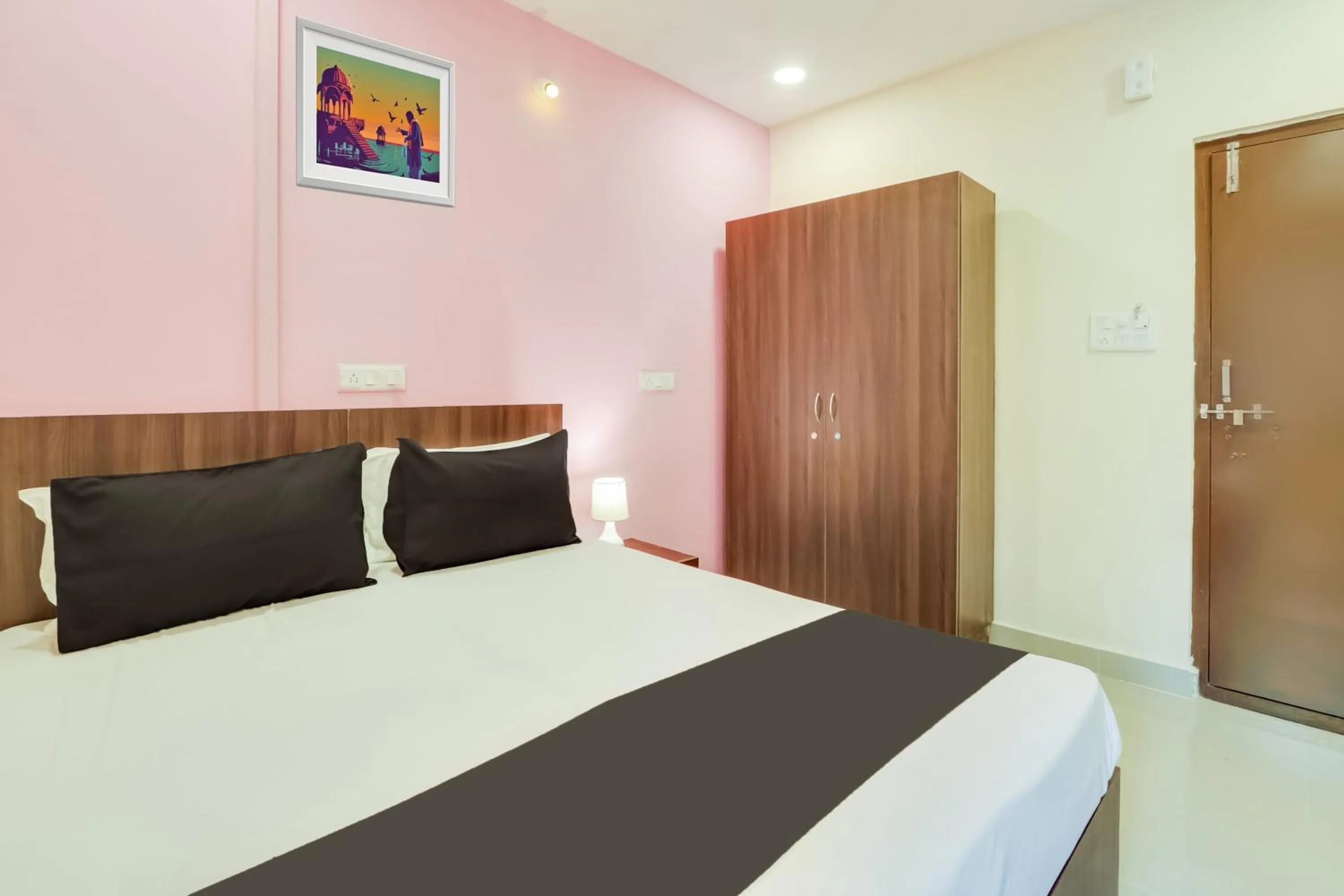 Bedroom, Bed in Hotel O by OYO Siri Inn guest house