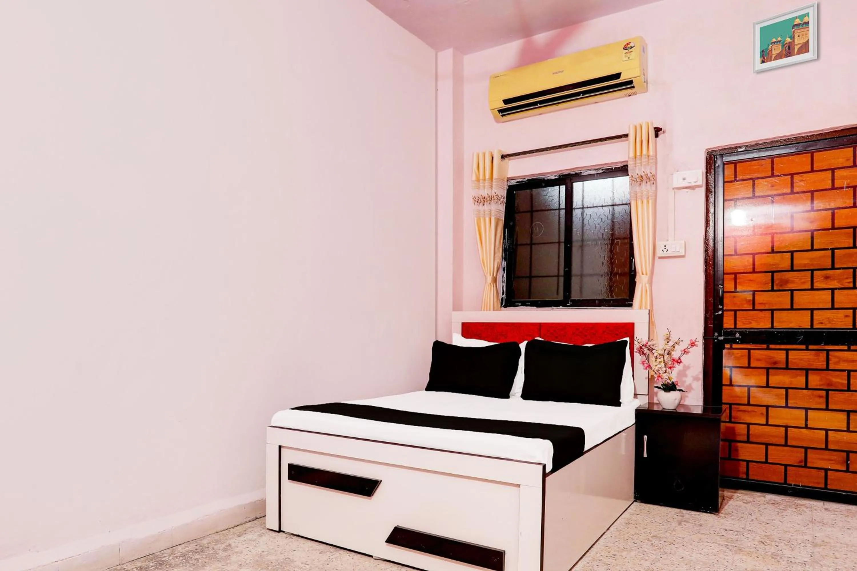 Bedroom, Bed in Hotel O HOME Hotel Crazy Inn