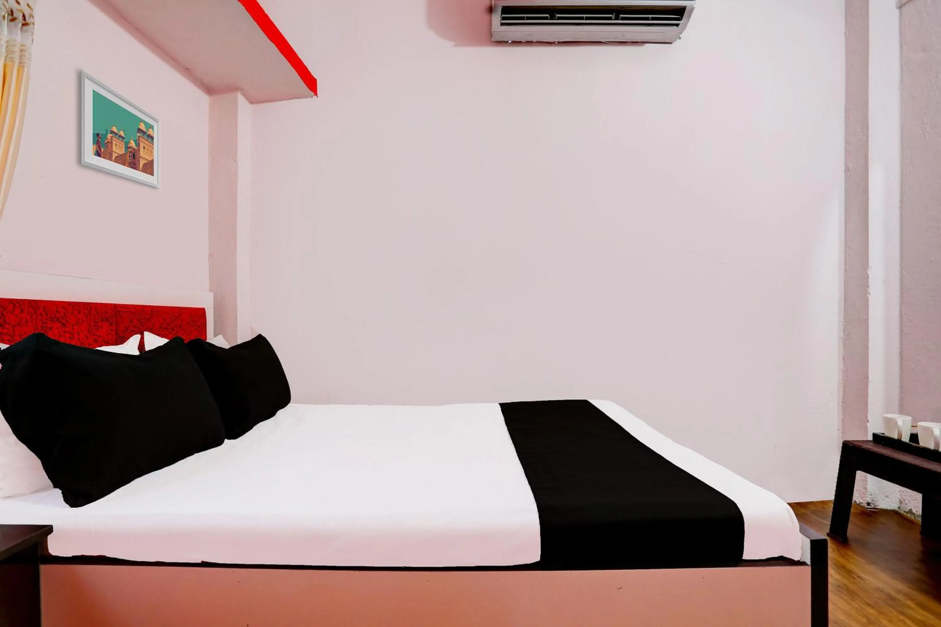 Bedroom, Bed in Hotel O HOME Hotel Crazy Inn