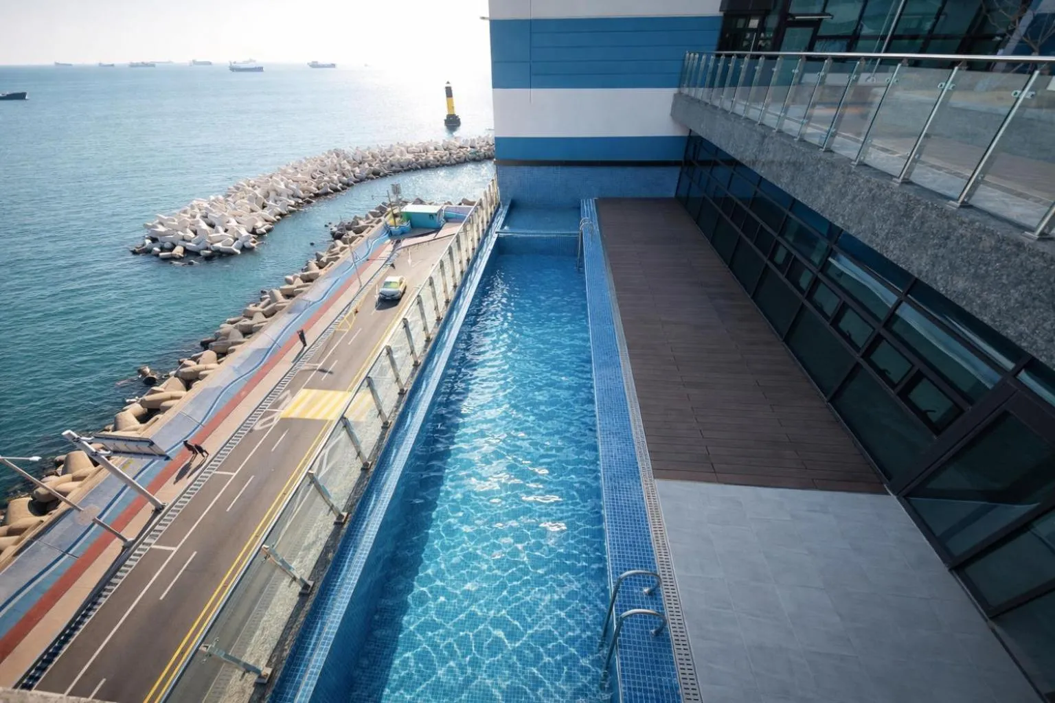 Swimming pool in Elmomento Songdo