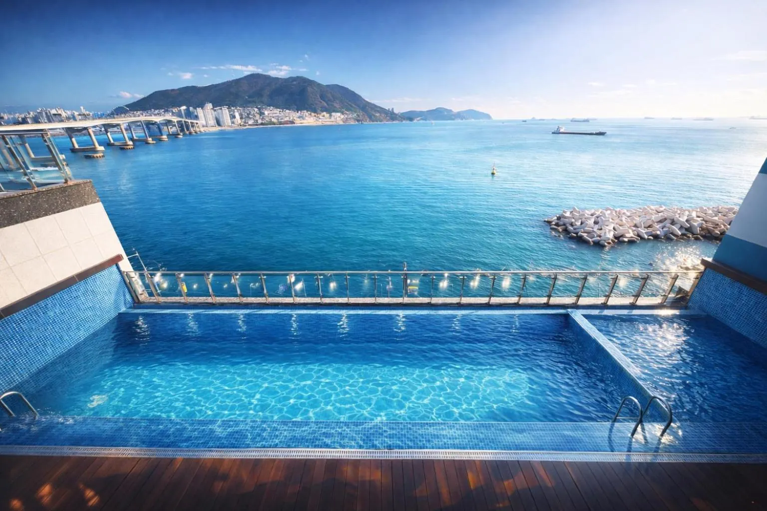 Swimming pool in Elmomento Songdo