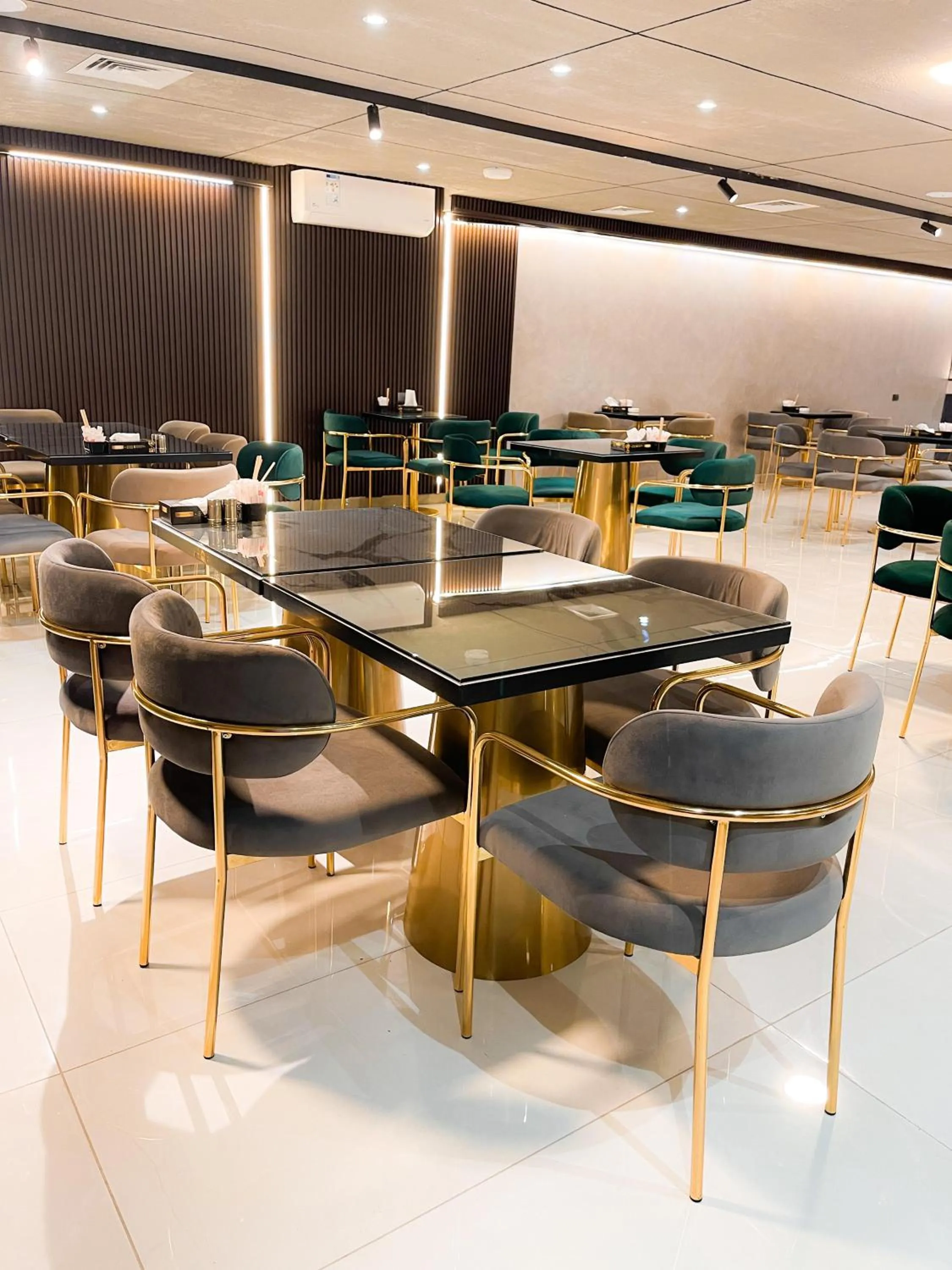 Restaurant/places to eat in North paradise hotel