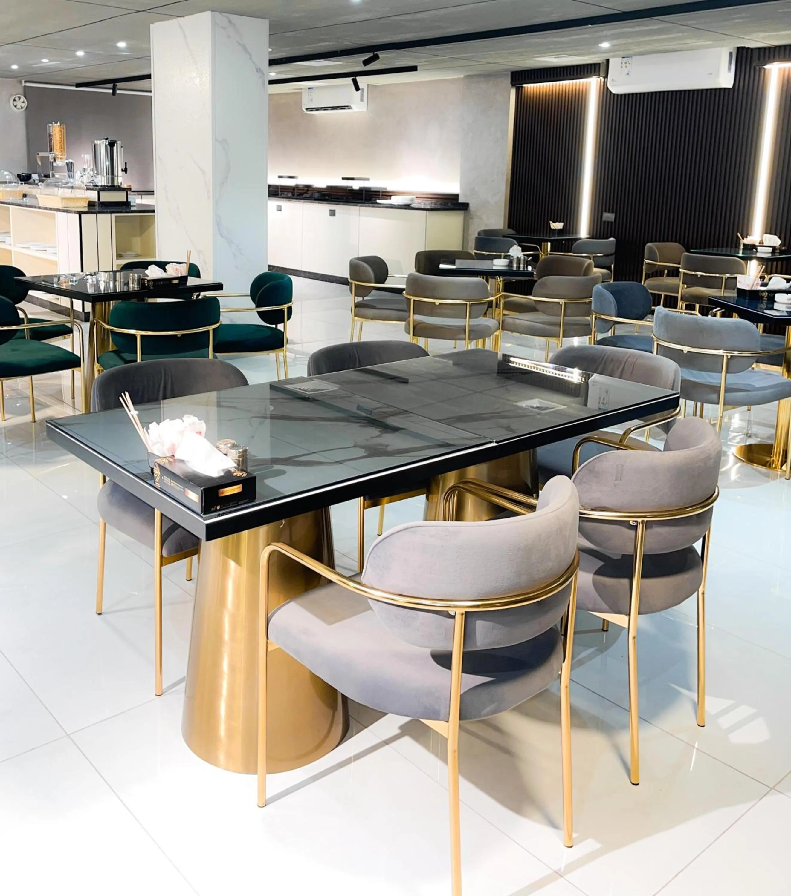 Restaurant/places to eat in North paradise hotel