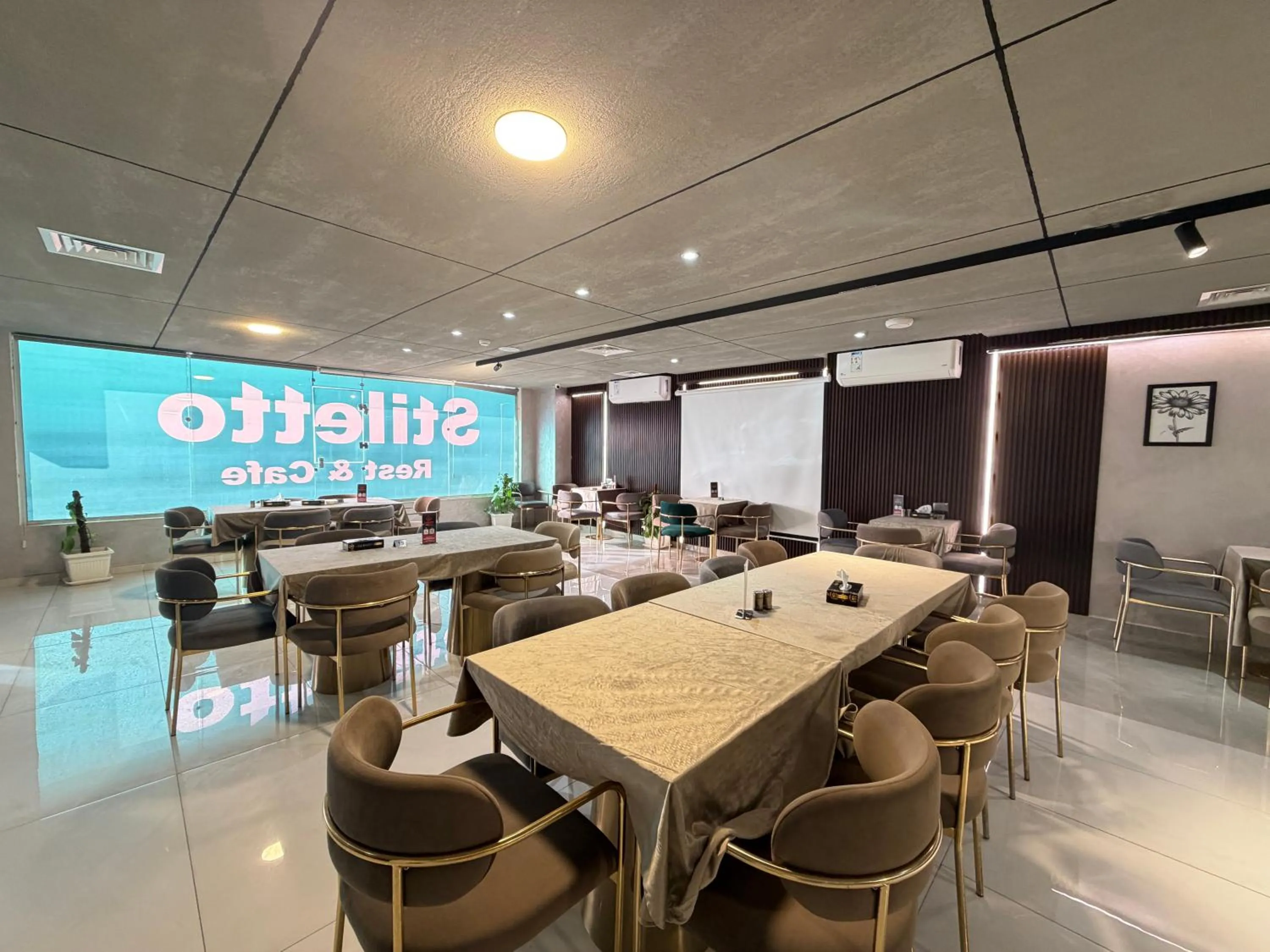 Restaurant/places to eat in North paradise hotel