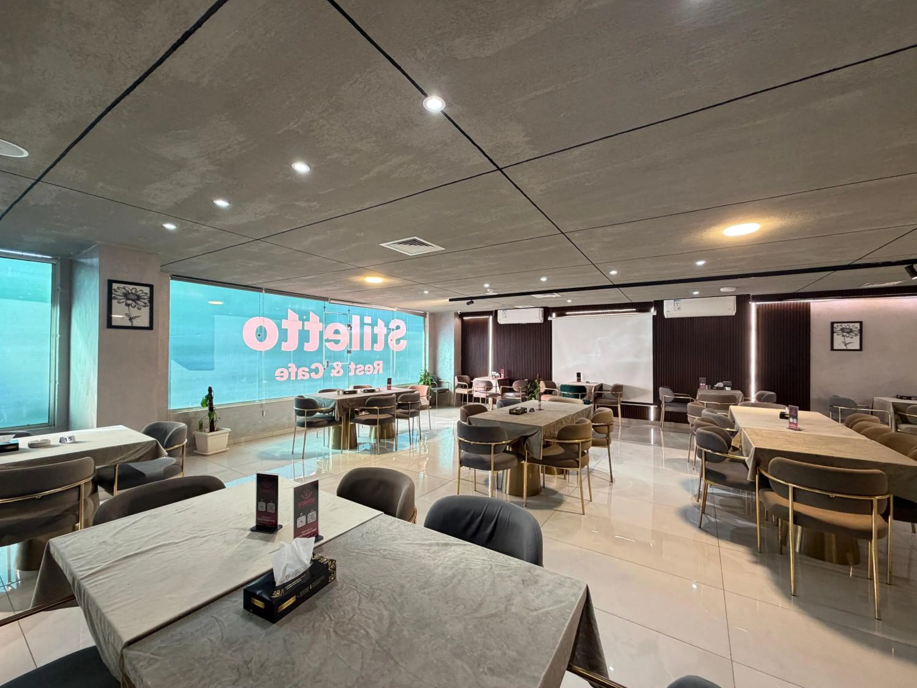 Restaurant/places to eat in North paradise hotel