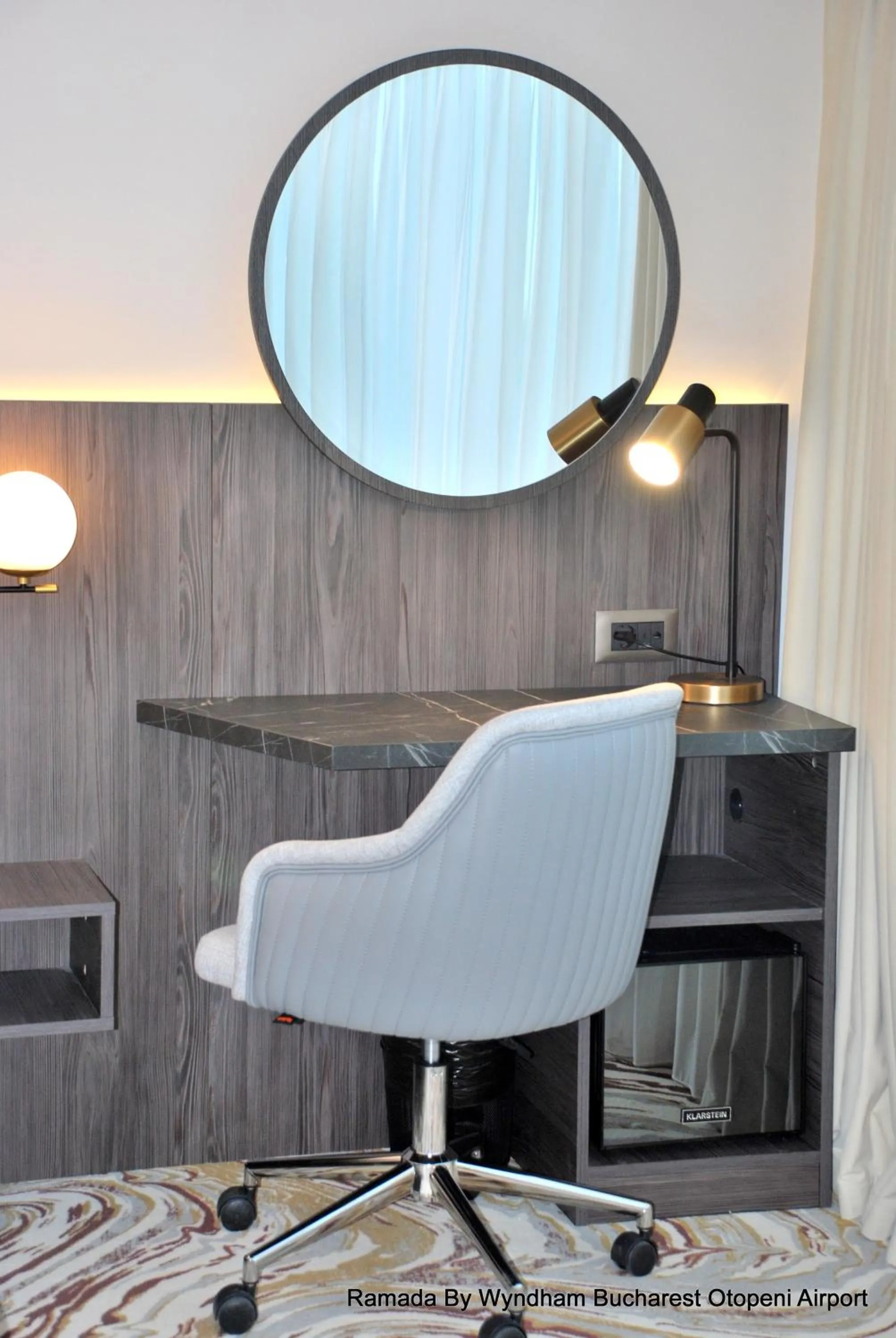 Seating area in Ramada by Wyndham Bucharest Otopeni Airport