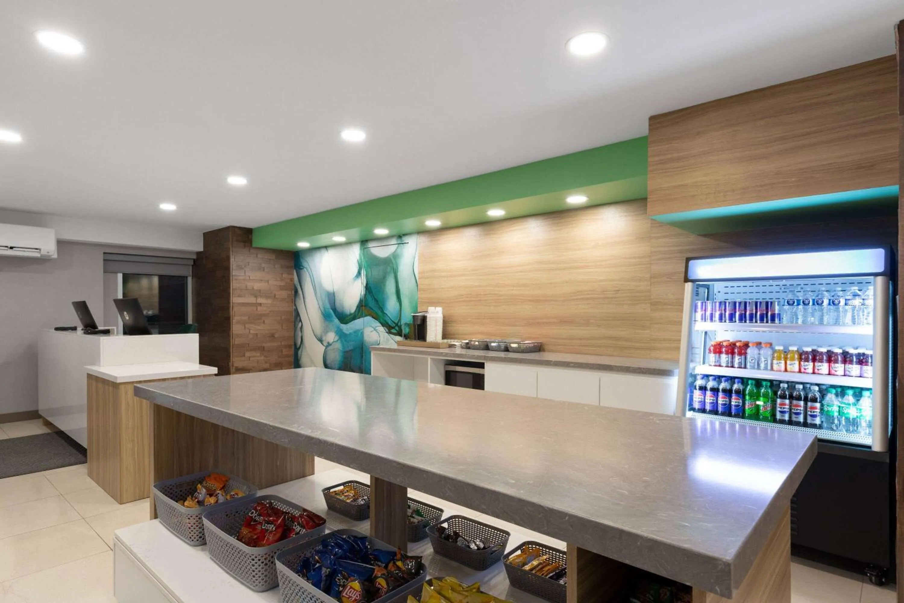 Food and drinks in Wyndham Garden Louisville KY