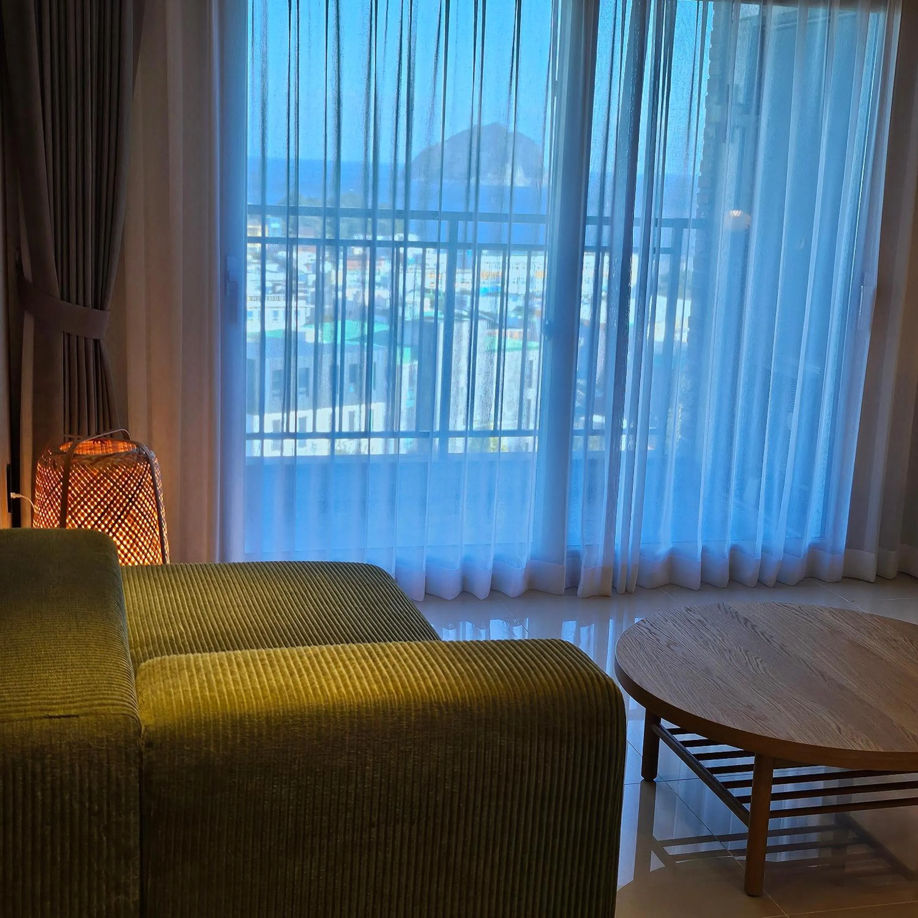 Bedroom in Red Hat Snail