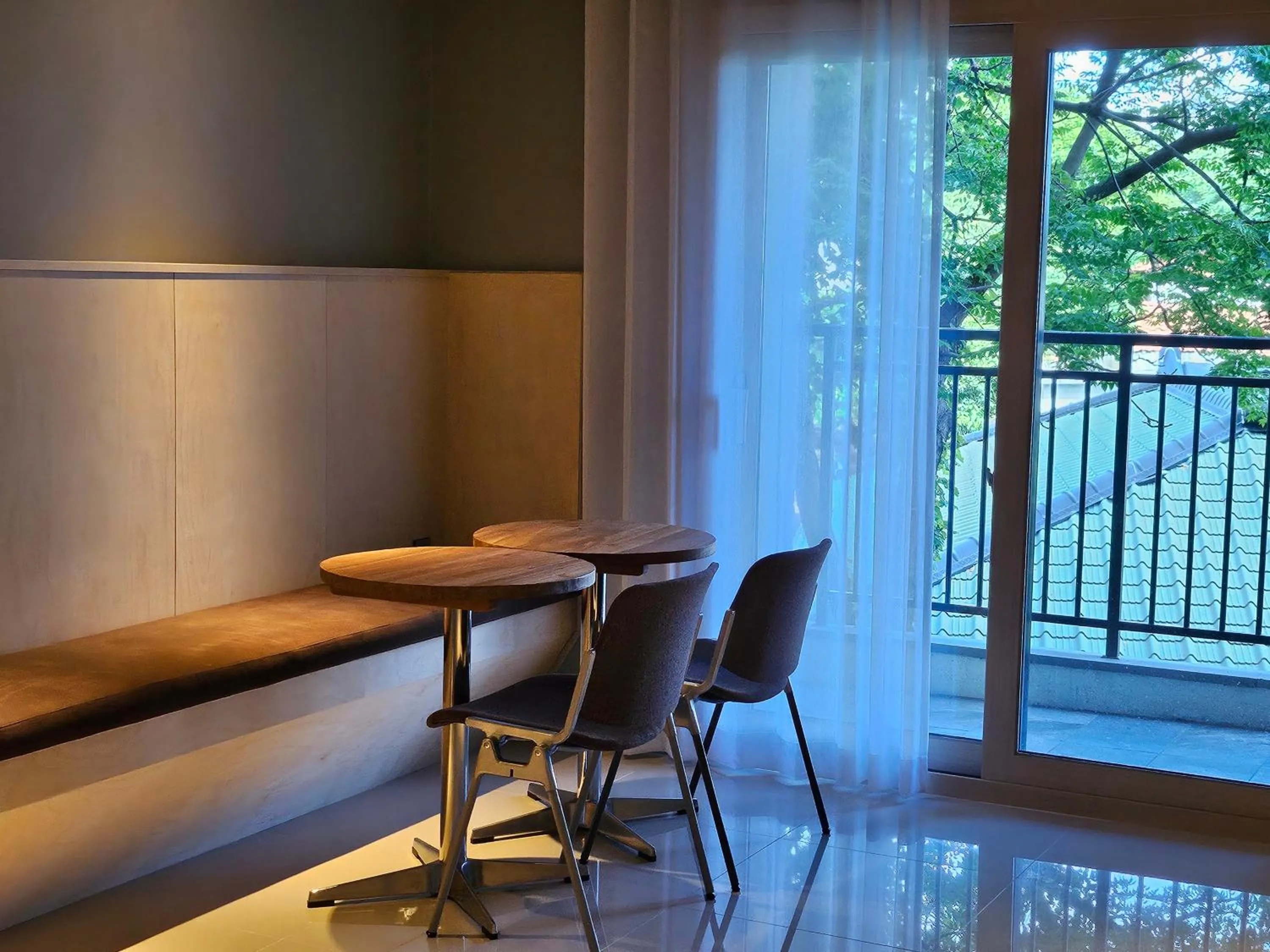 Lounge or bar in Red Hat Snail