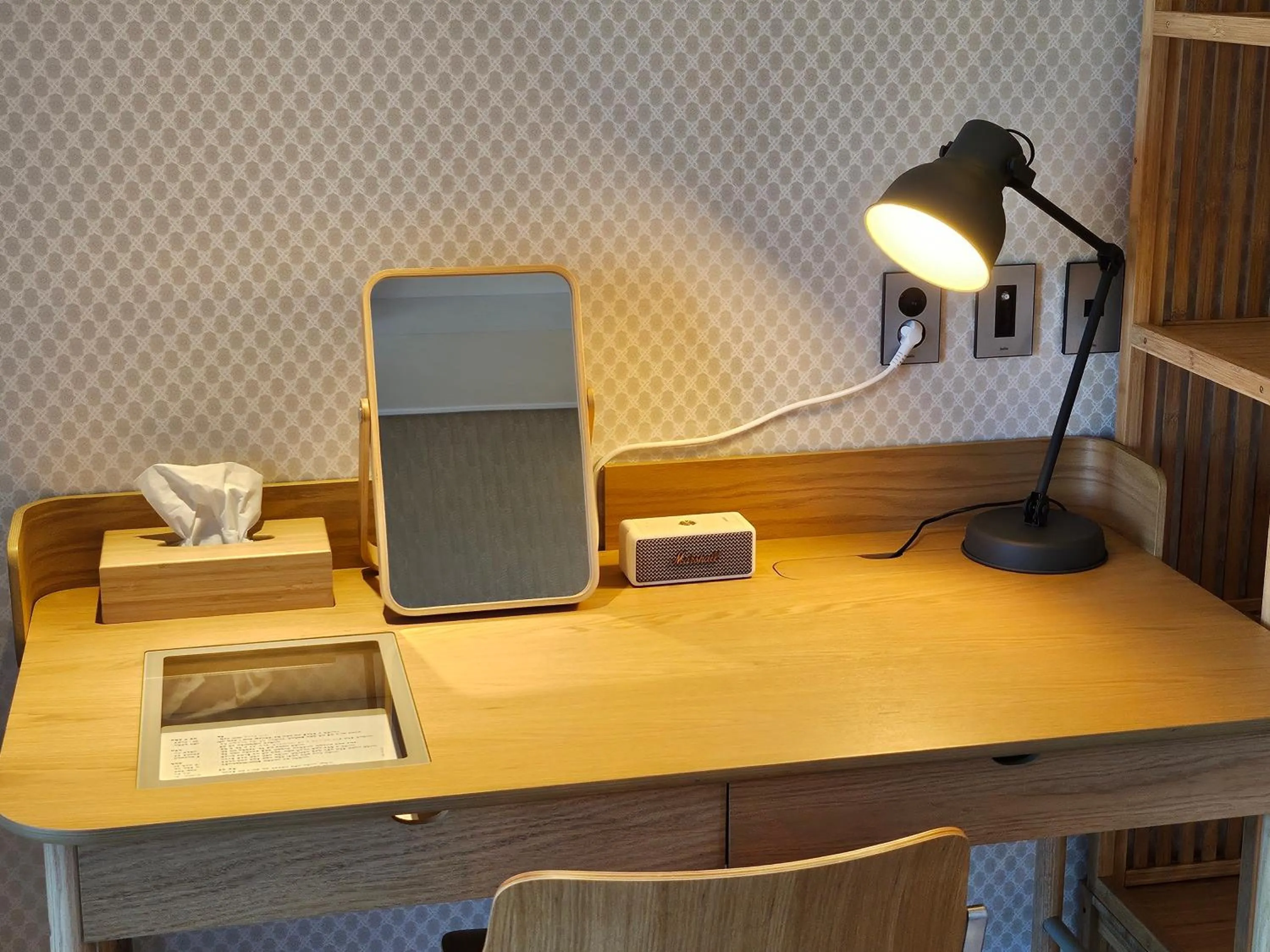 Bedroom in Red Hat Snail