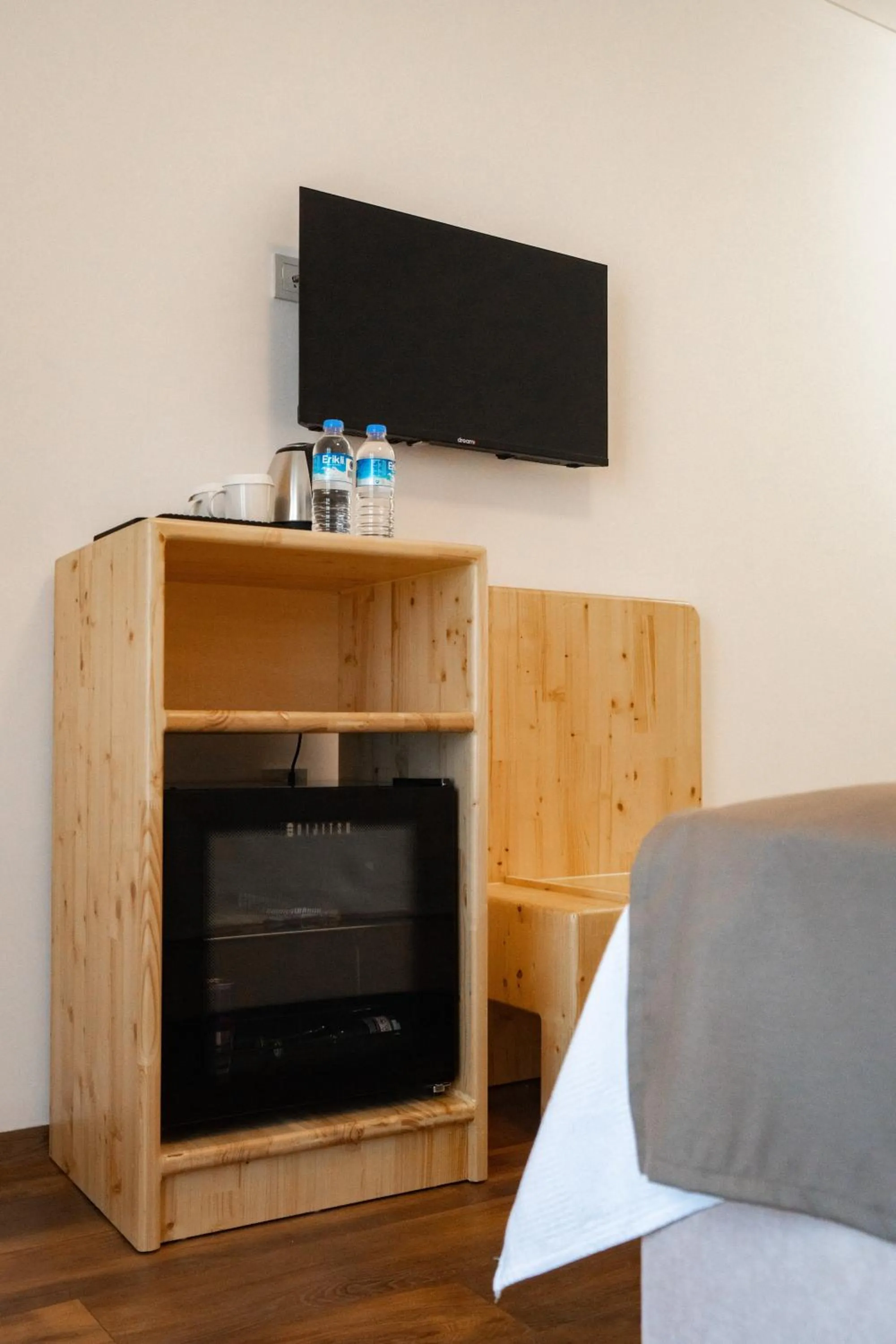 TV and multimedia, Bed in Rodones 1924