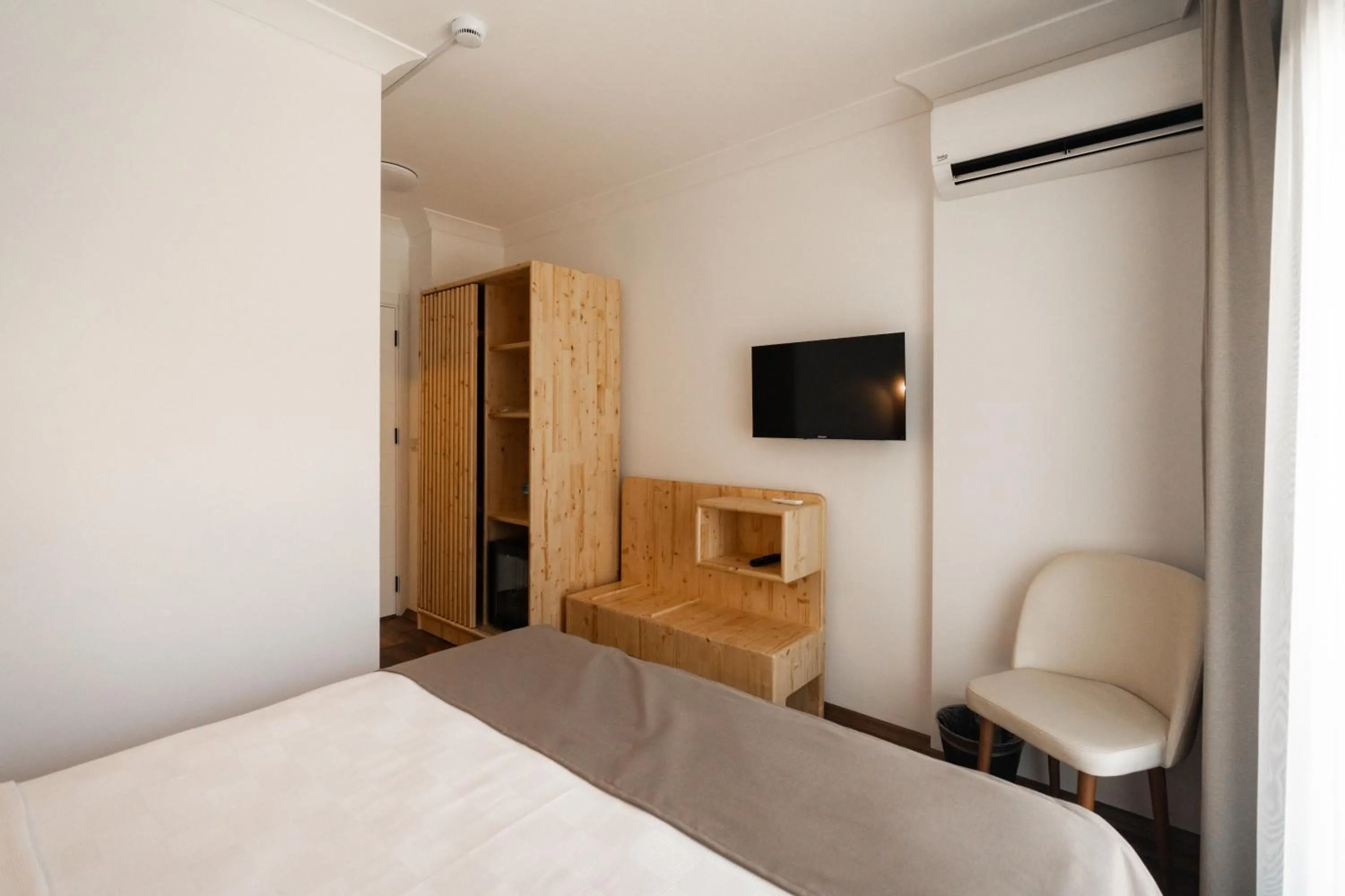 TV and multimedia, Bed in Rodones 1924