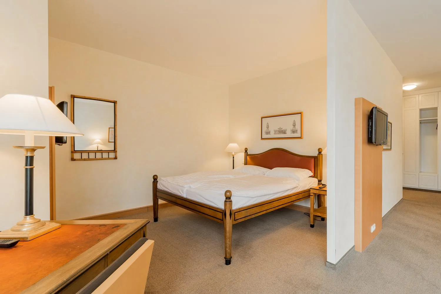 TV and multimedia, Bed in Apartmenthaus Berlin Mitte