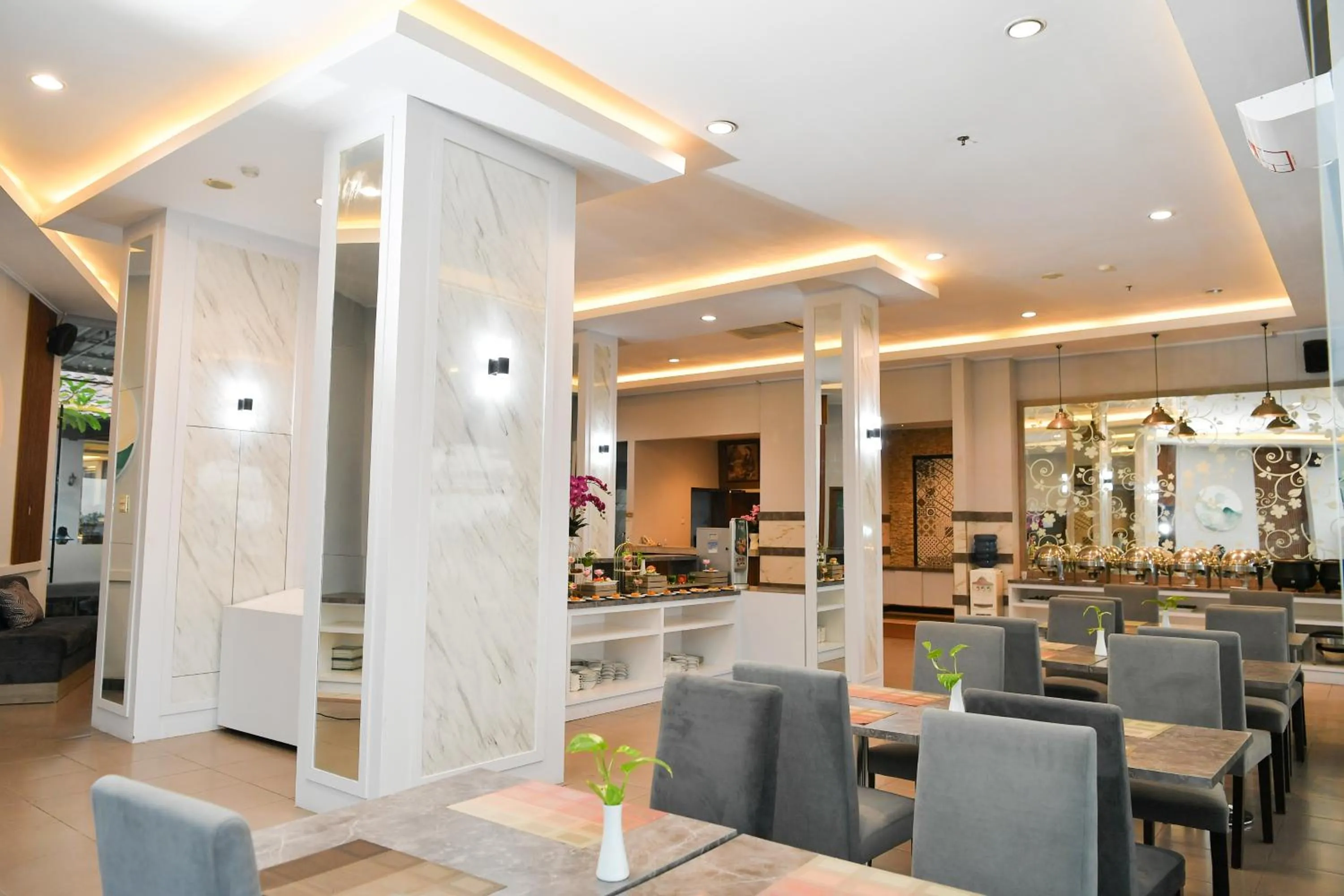 Restaurant/places to eat in Front One HK Resort Simpang Lima