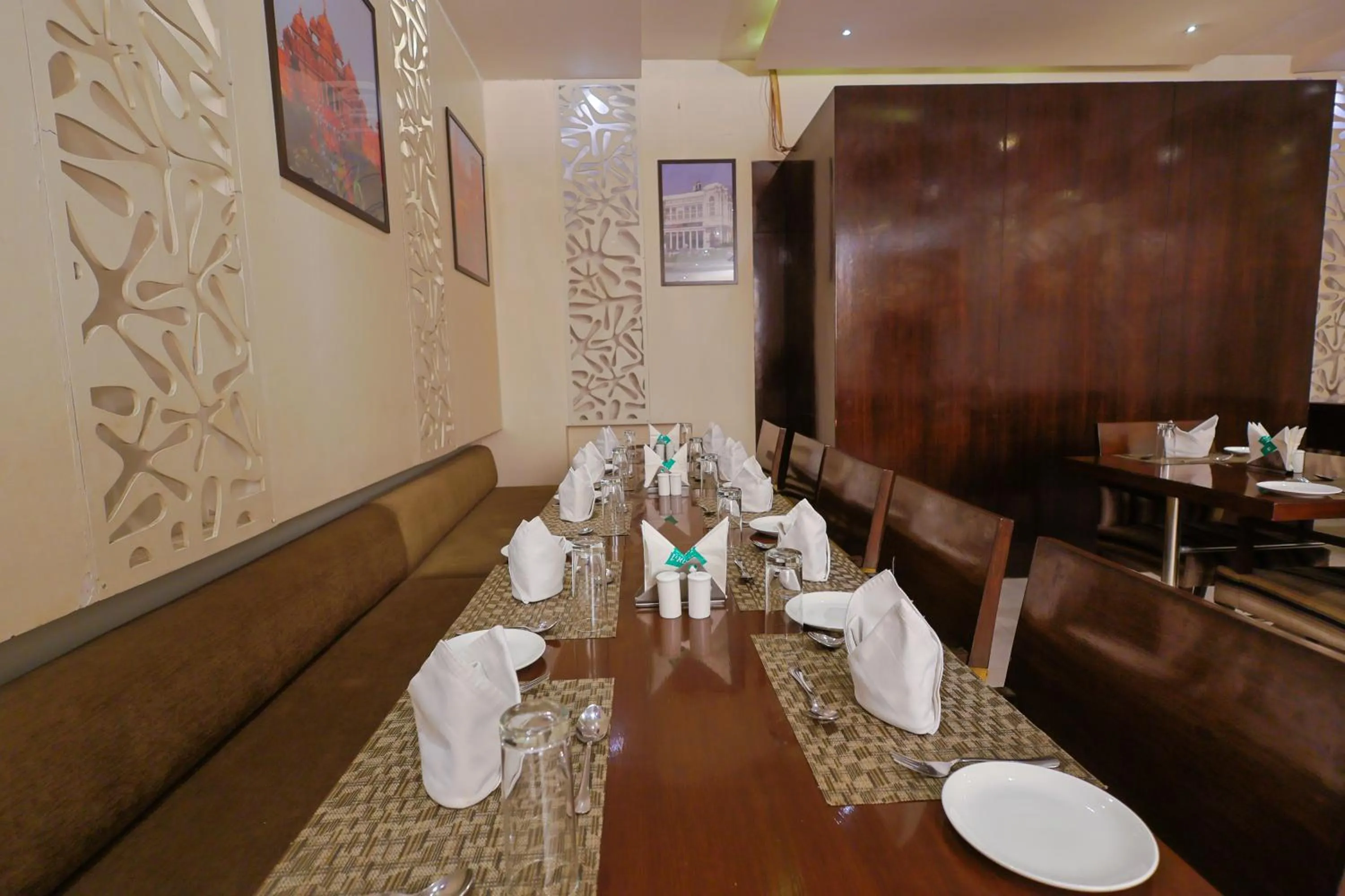 Restaurant/places to eat in Le Roi Udaipur