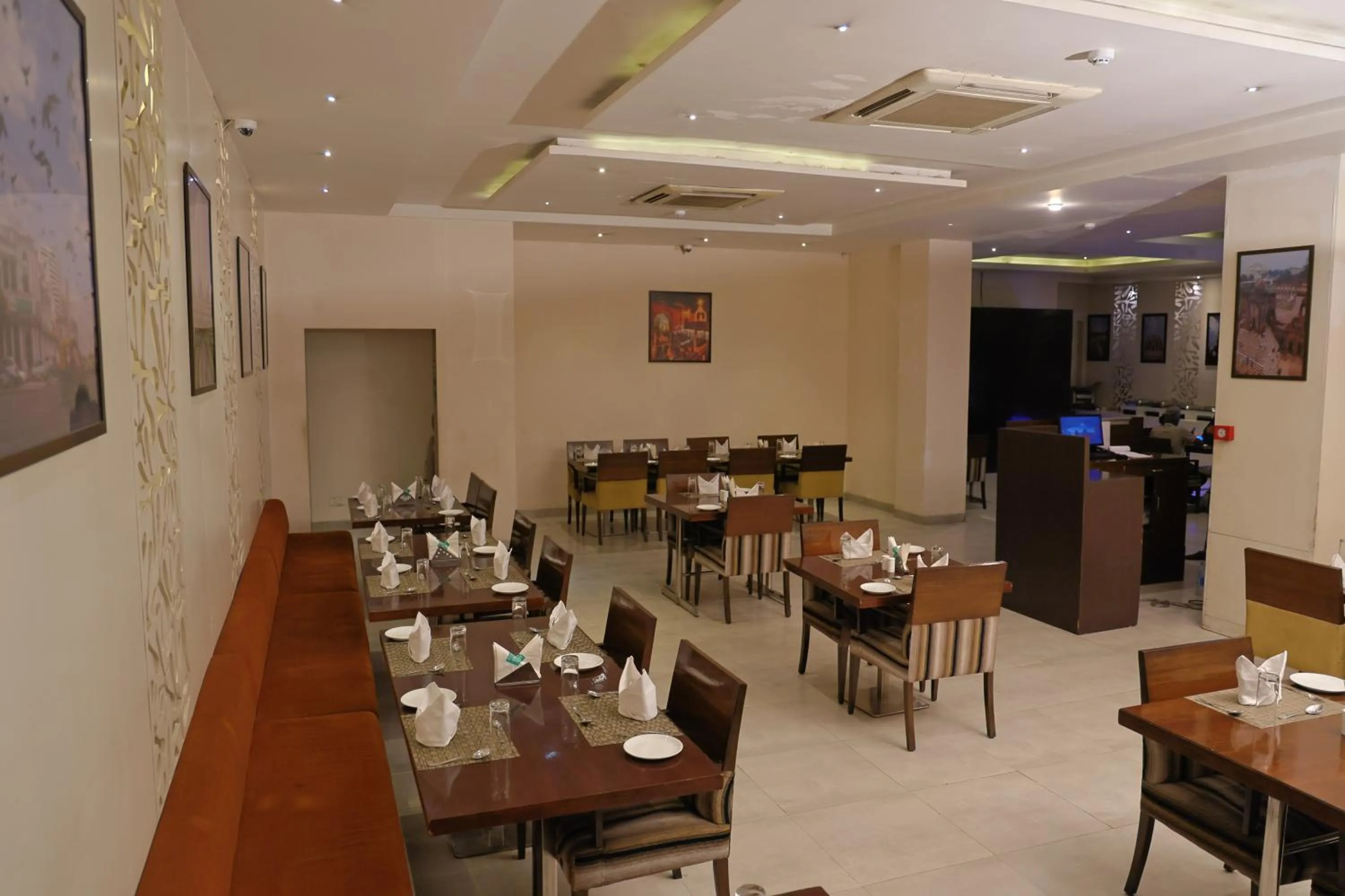 Restaurant/places to eat in Le Roi Udaipur