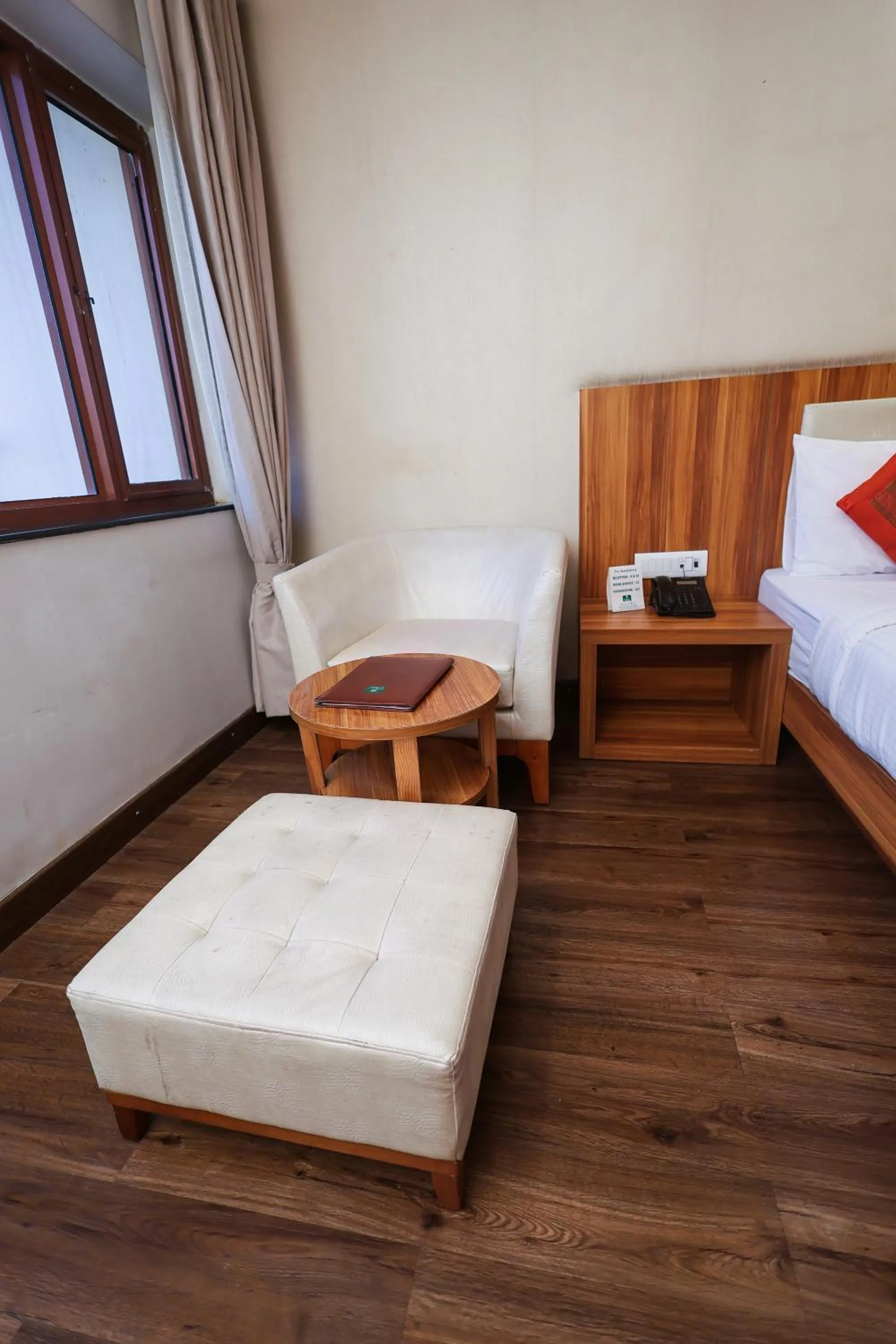 Seating area, Bed in Le Roi Udaipur