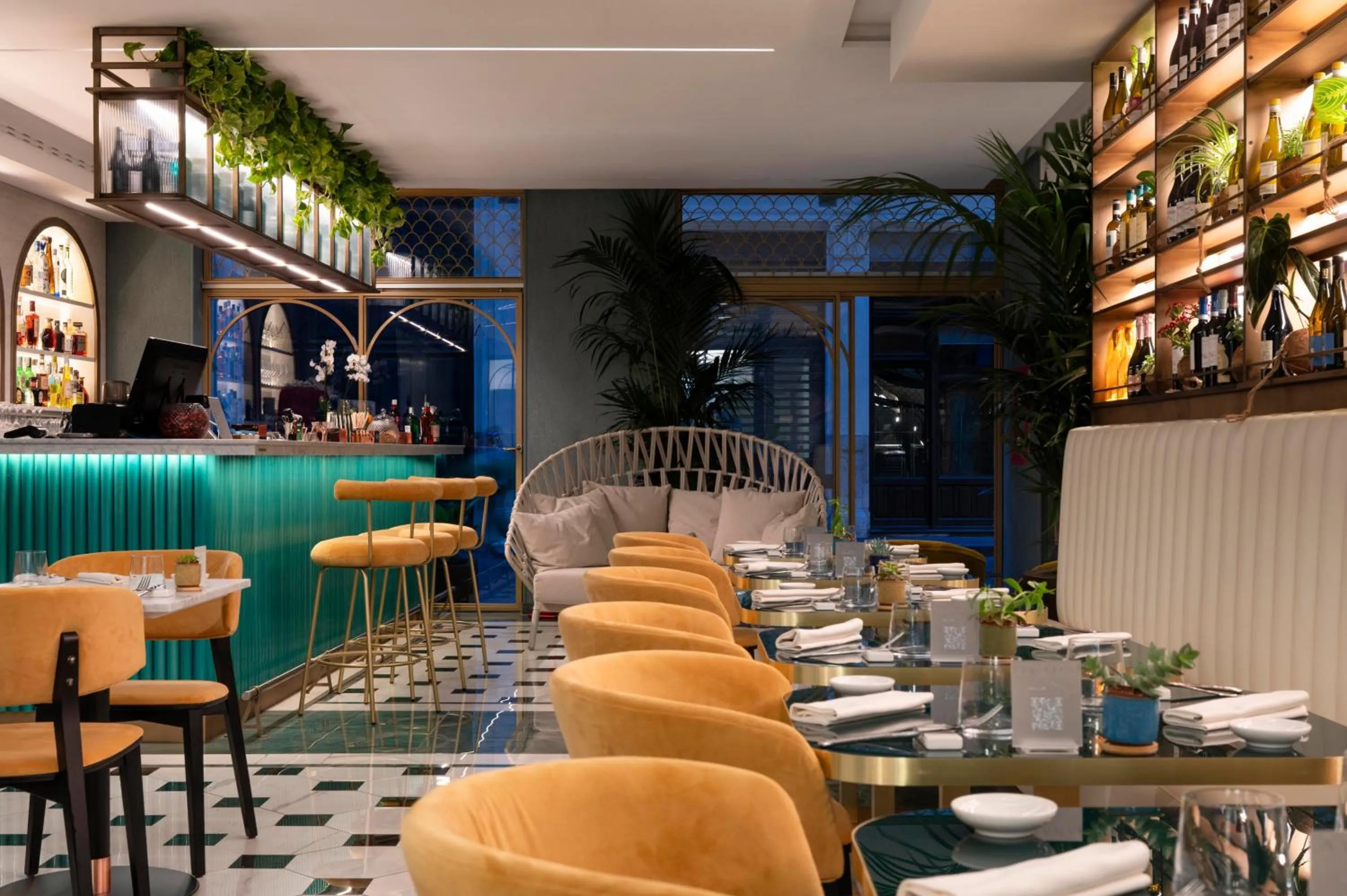 Restaurant/places to eat in Je Rome Hotel