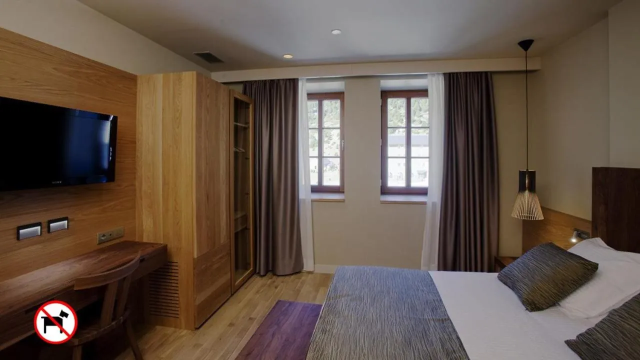 Bedroom, Bed in Hotel Vall de Núria
