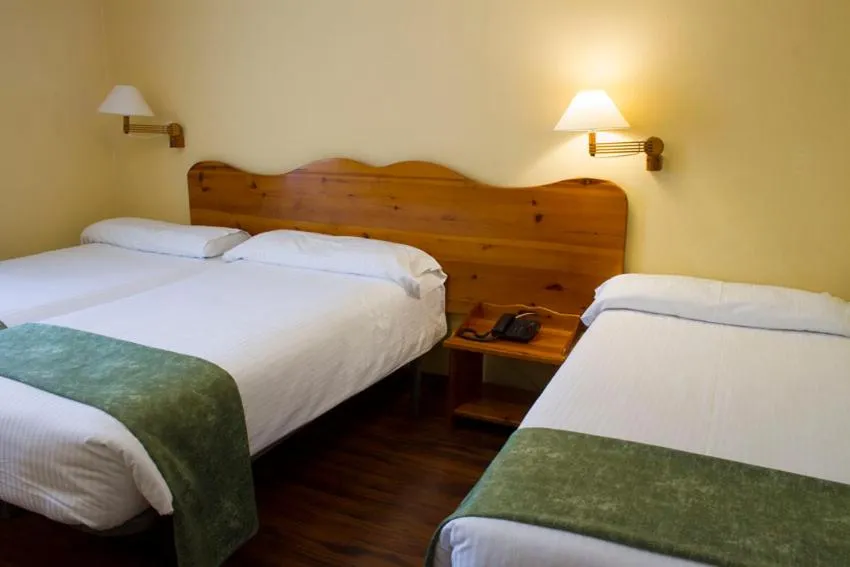 Property building, Bed in Hotel Vall de Núria