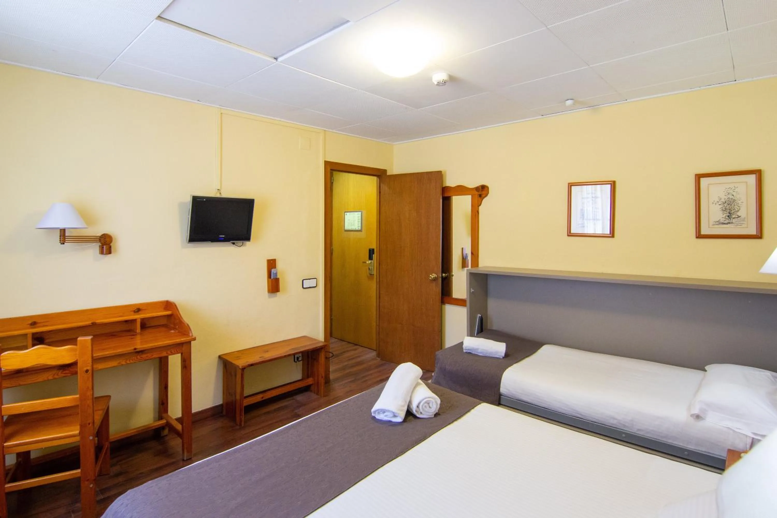 Property building, Bed in Hotel Vall de Núria