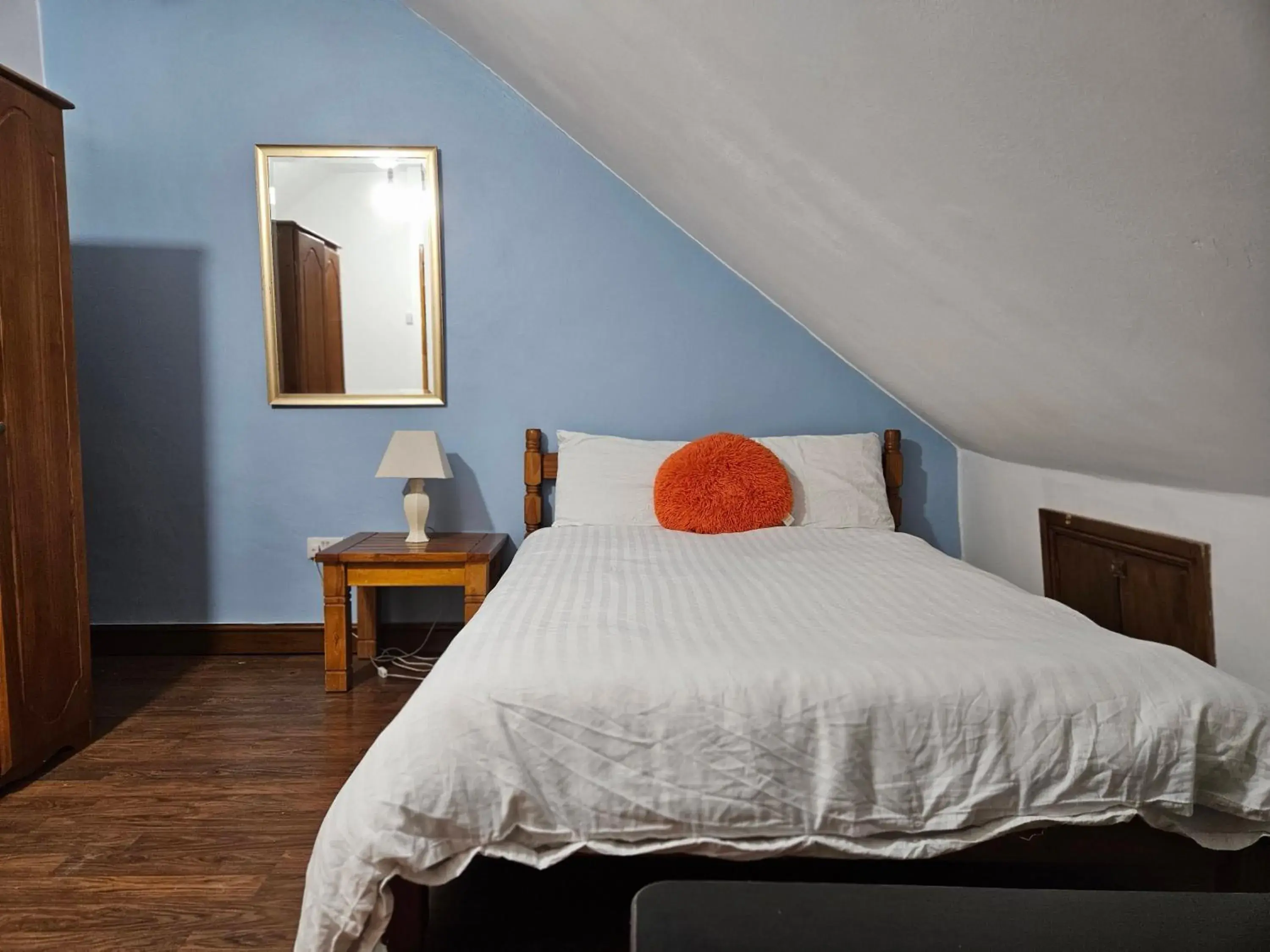 Deluxe Double Room in SnoozeDen Wellesley - Near to Slough Station Deluxe Double Room in SnoozeDen Wellesley - Near to Slough Station