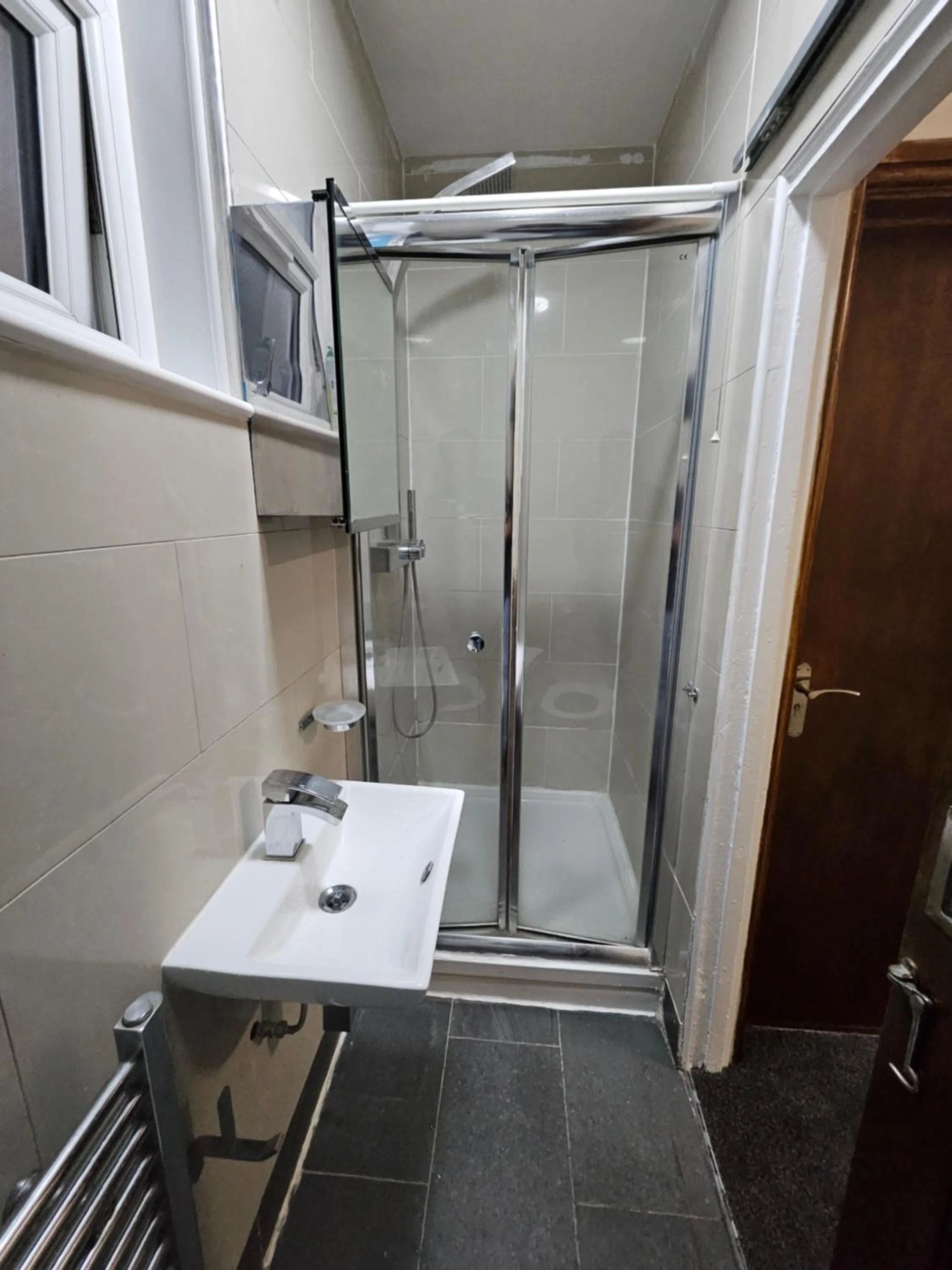 Bathroom in SnoozeDen Wellesley - Near to Slough Station