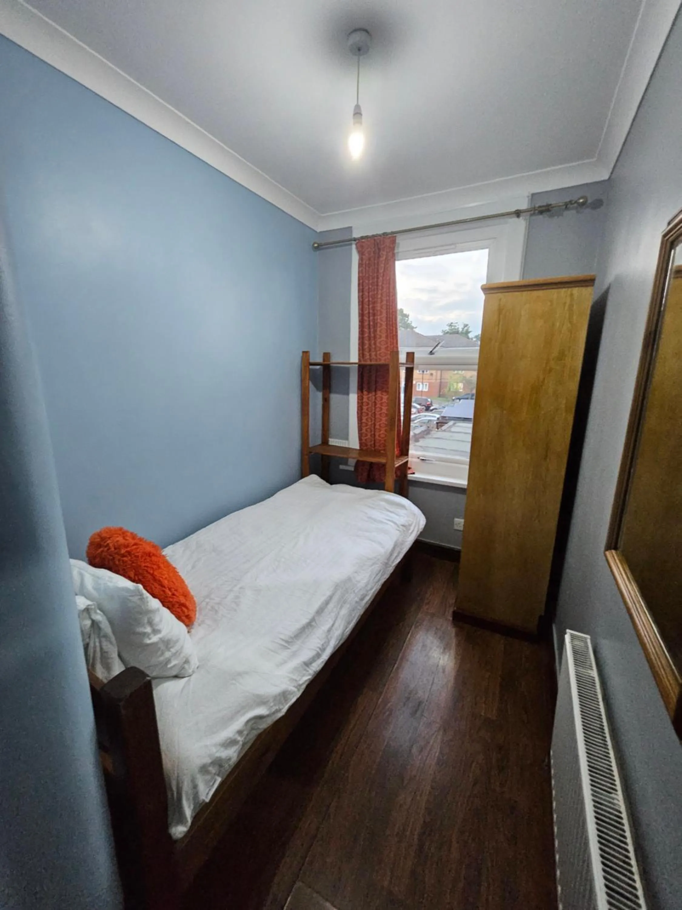 Bedroom, Bed in SnoozeDen Wellesley - Near to Slough Station