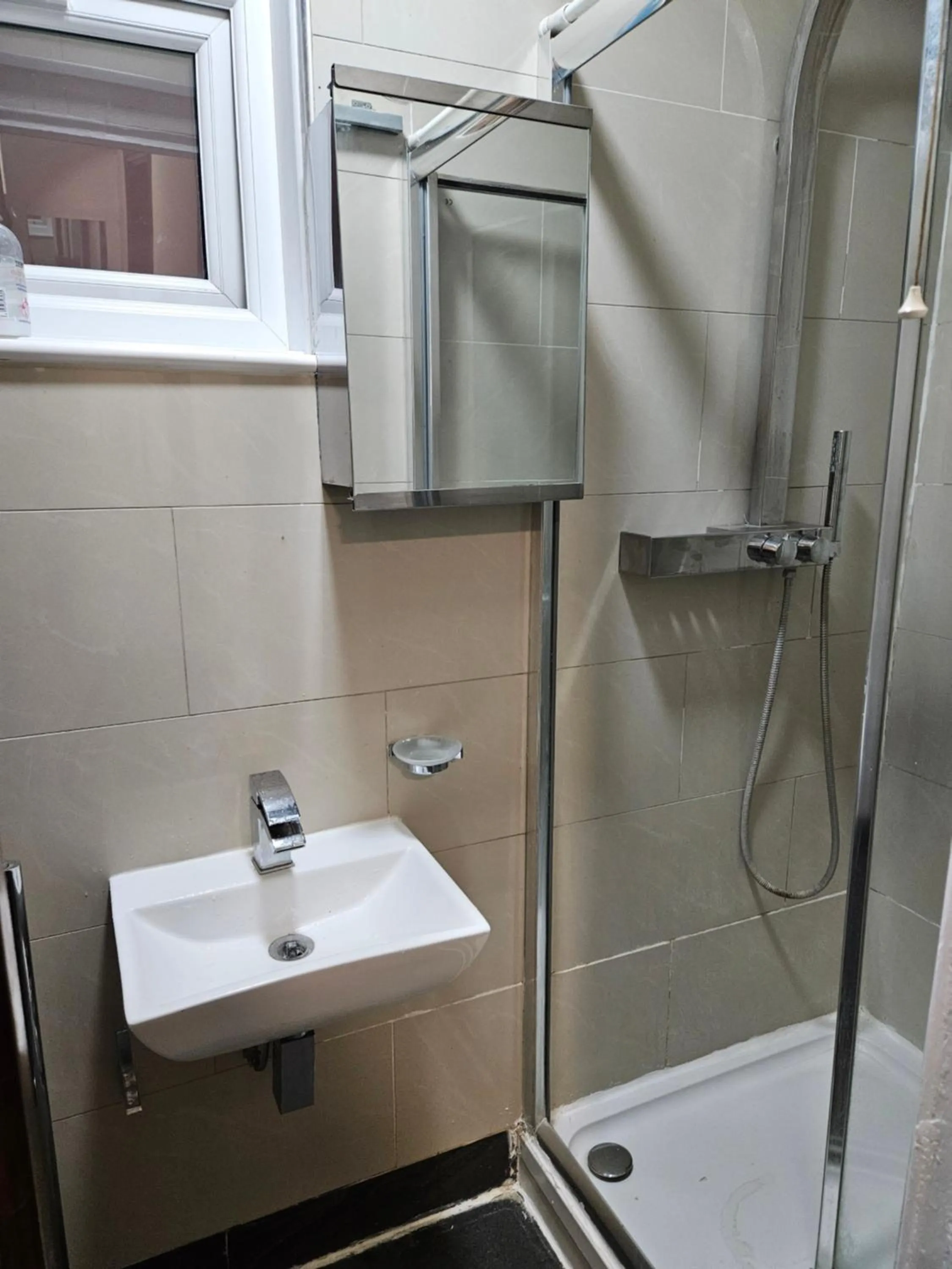 Bathroom in SnoozeDen Wellesley - Near to Slough Station